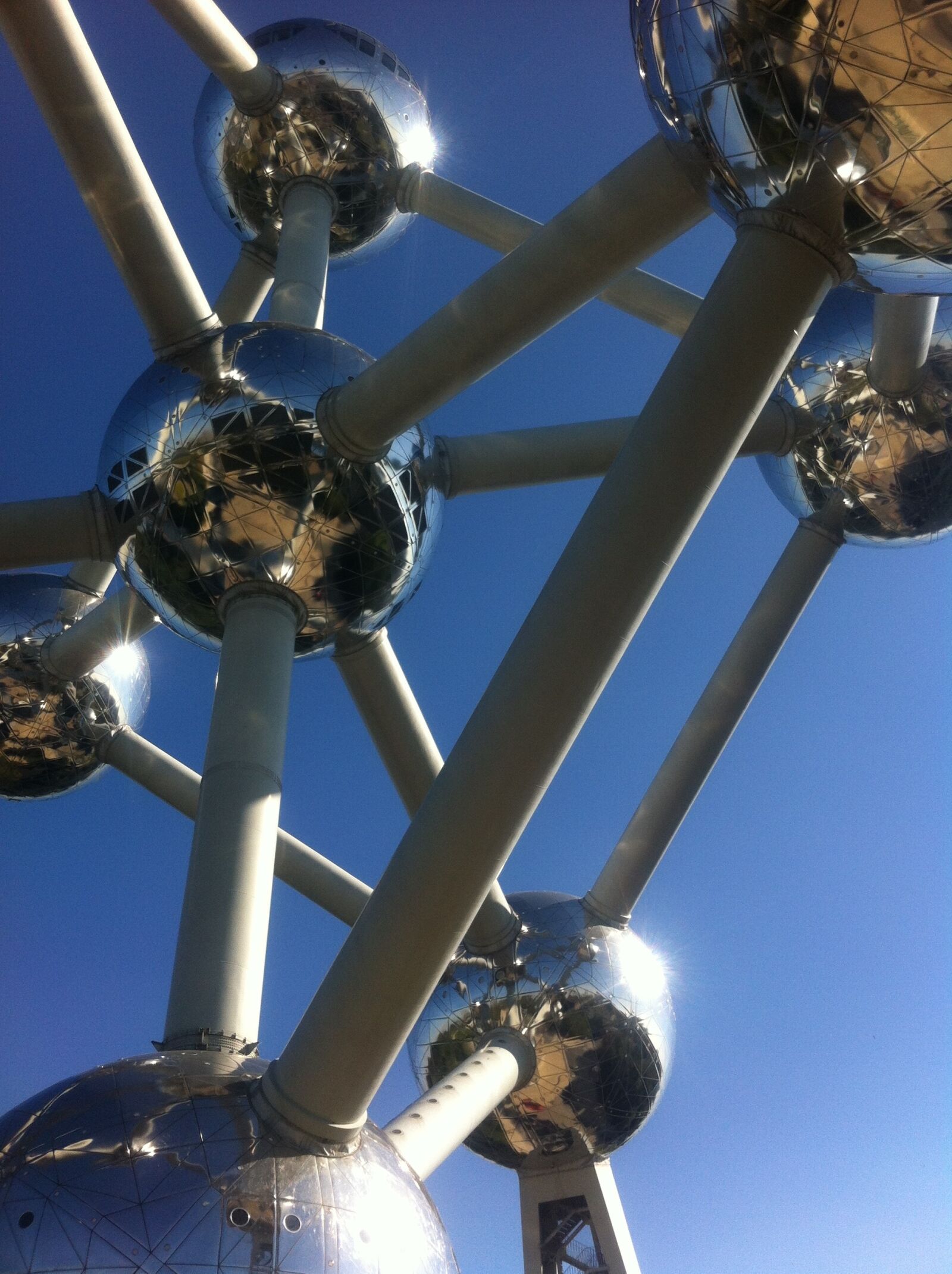 iPhone 4 back camera 3.85mm f/2.8 sample photo. Brussels, atomium, detail photography