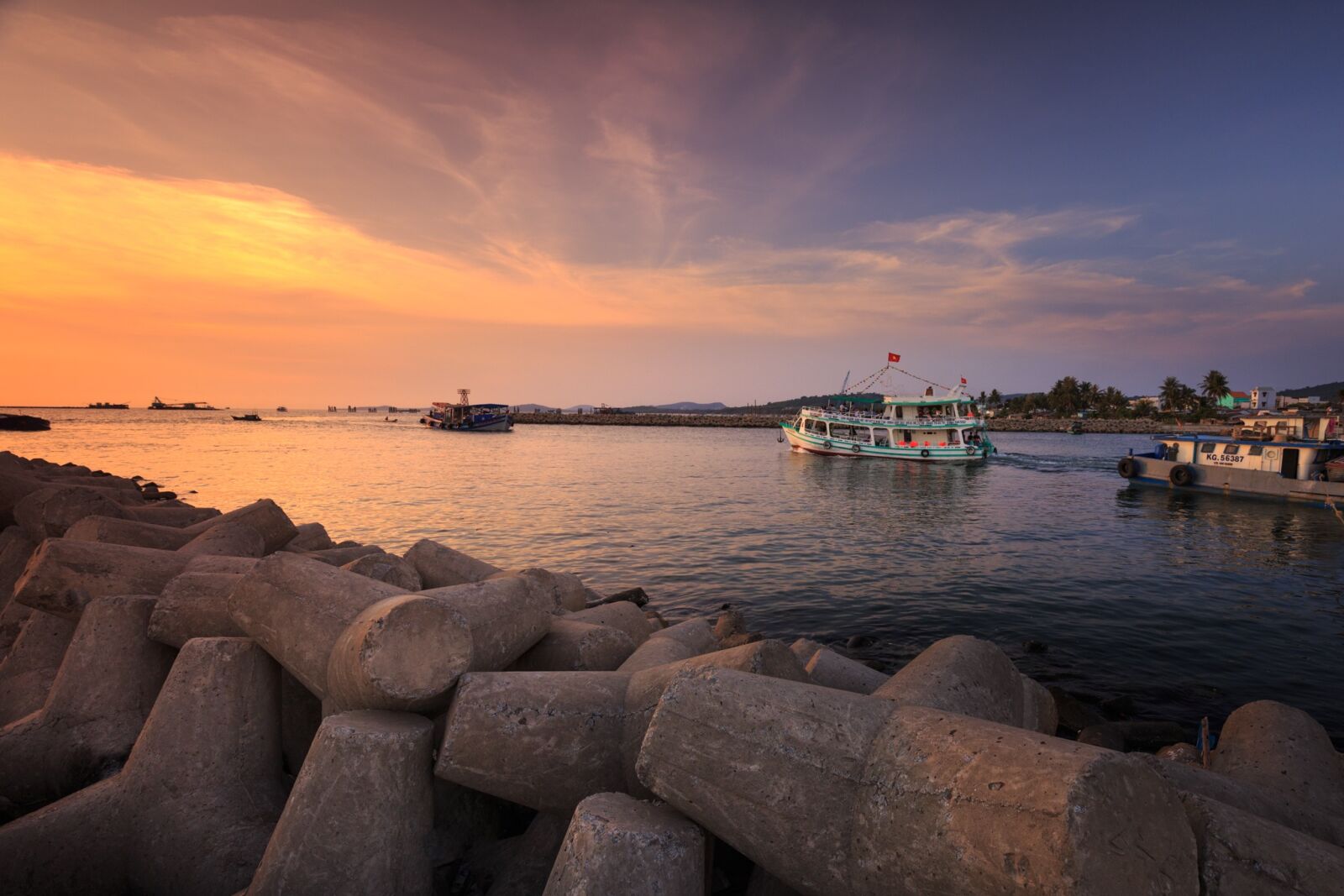 Canon EF 16-35mm F4L IS USM sample photo. Sunset, dawn, pier photography