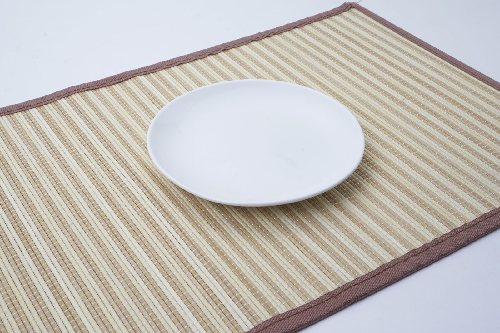 Sony a7R II sample photo. Plate, tablecloth, saucer photography