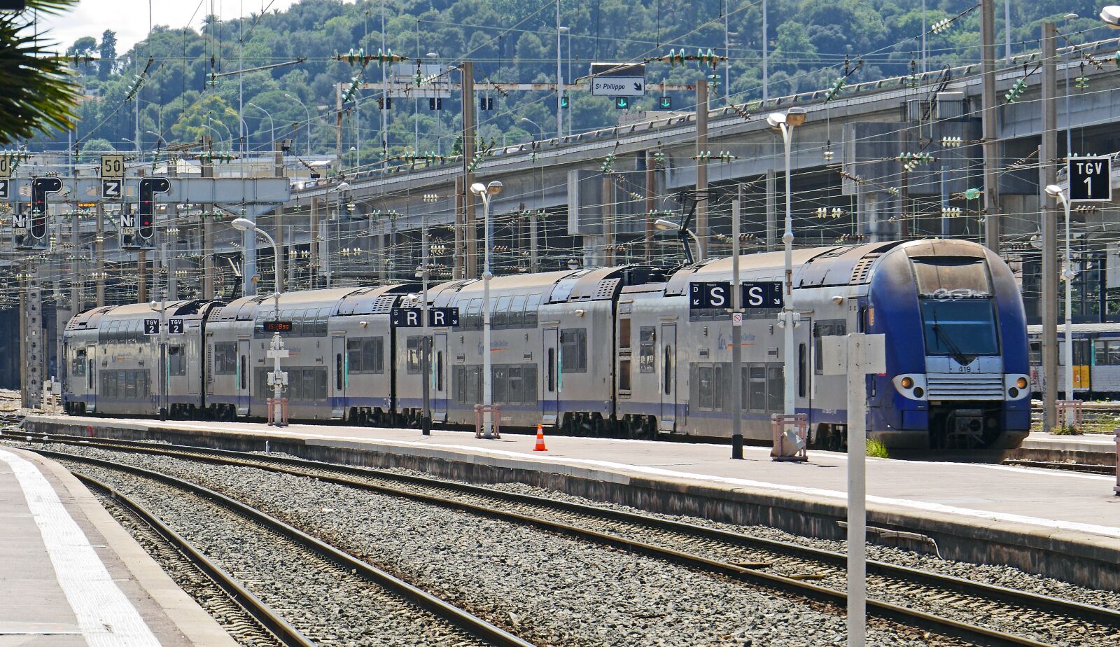 Panasonic Lumix DMC-GH3 sample photo. Regional train, platform, railway photography