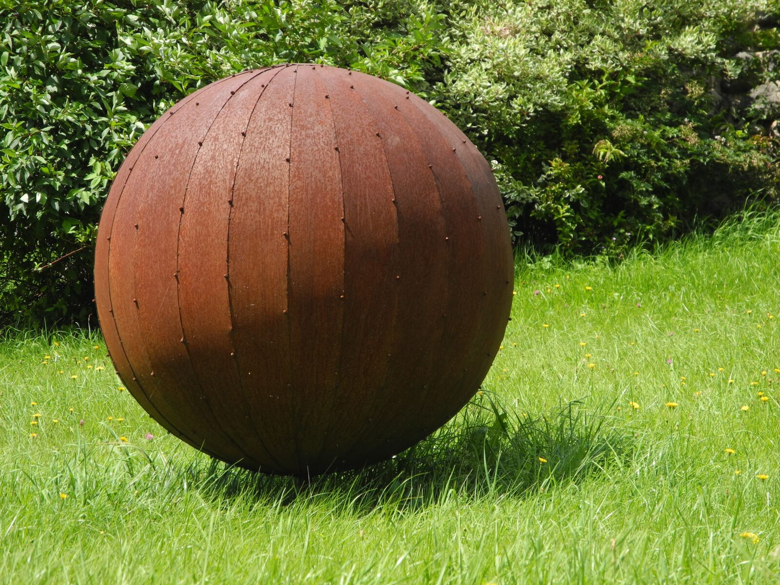 Nikon Coolpix P7000 sample photo. Ball, round, metal photography