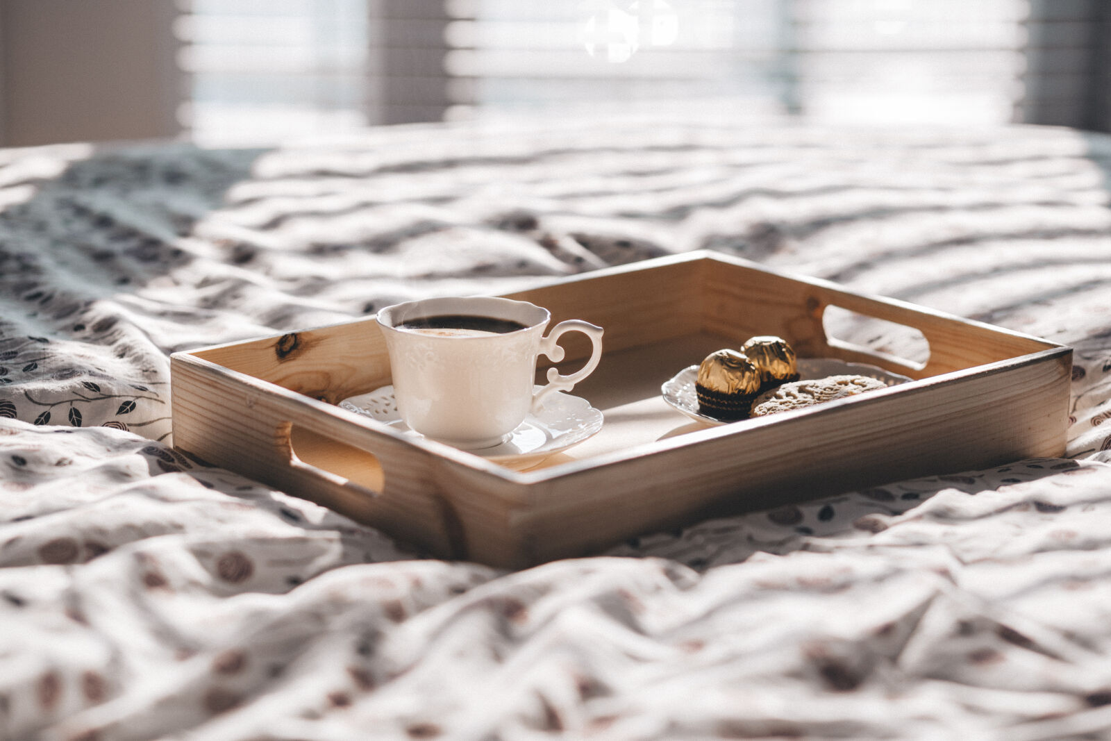 Canon EF 85mm F1.8 USM sample photo. Bed, blur, breakfast, cafe photography