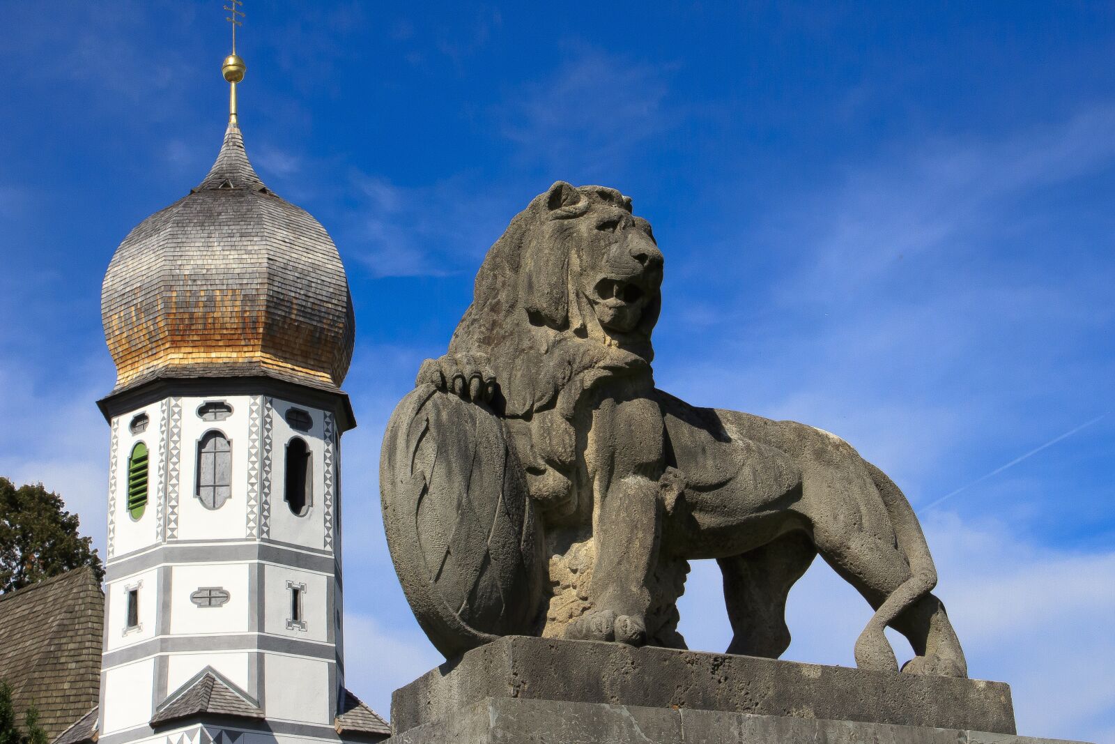 Canon EOS 1300D (EOS Rebel T6 / EOS Kiss X80) sample photo. Lion, bavaria, church photography