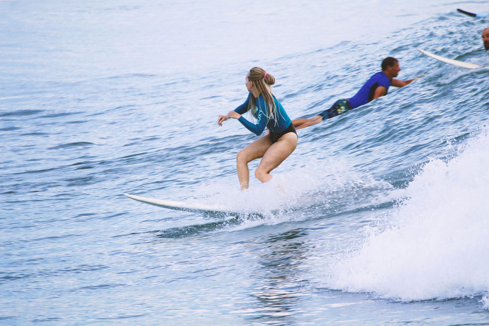 Canon EOS 1300D (EOS Rebel T6 / EOS Kiss X80) sample photo. Surfing, beach, girl photography