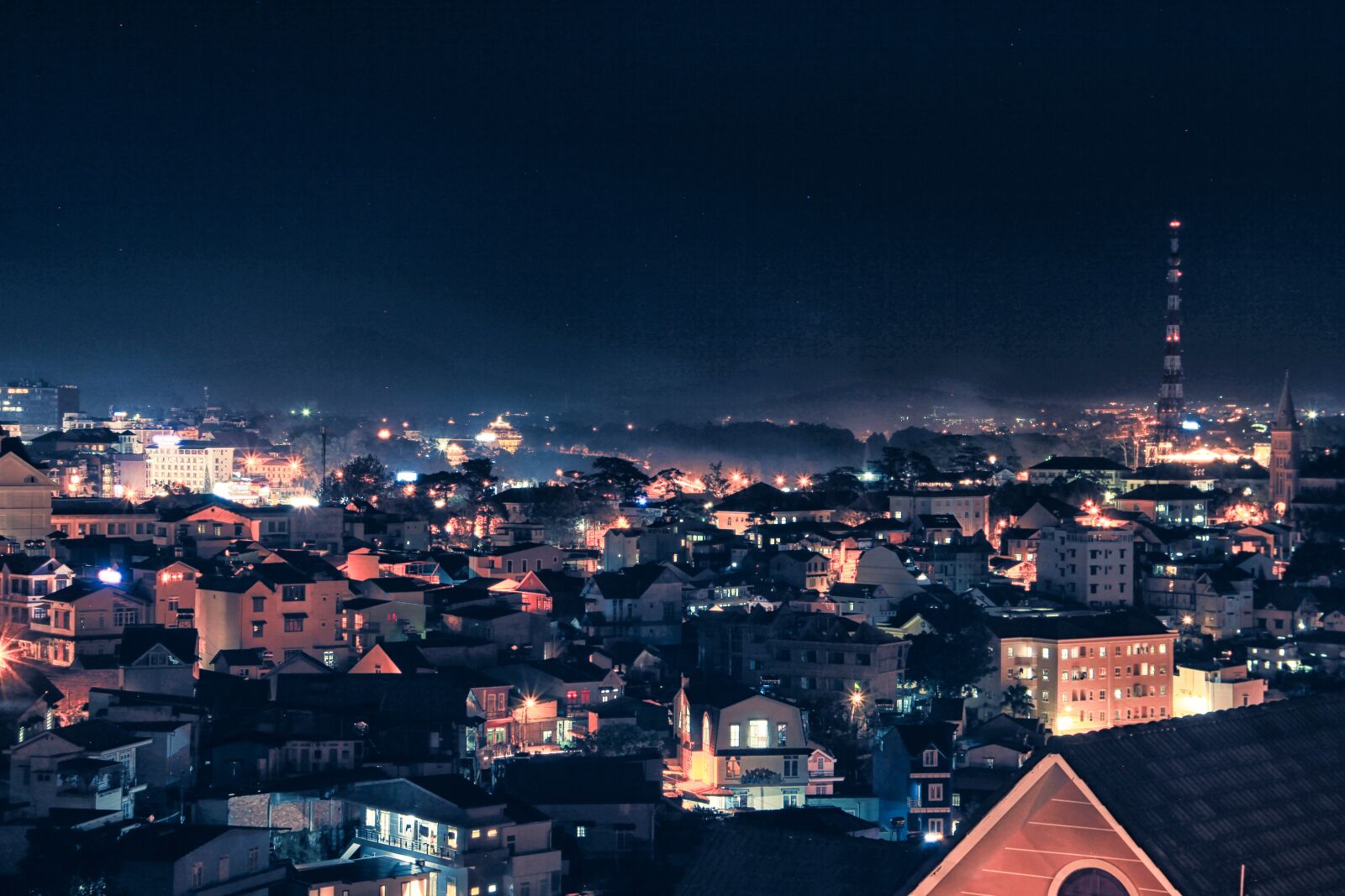 Canon EF-S 18-135mm F3.5-5.6 IS sample photo. Dalat city, vietnam, night photography