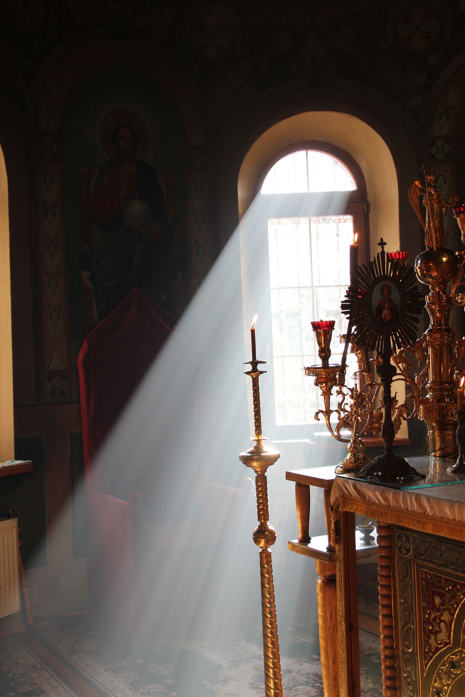 Canon EOS 600D (Rebel EOS T3i / EOS Kiss X5) sample photo. Light, window, temple photography