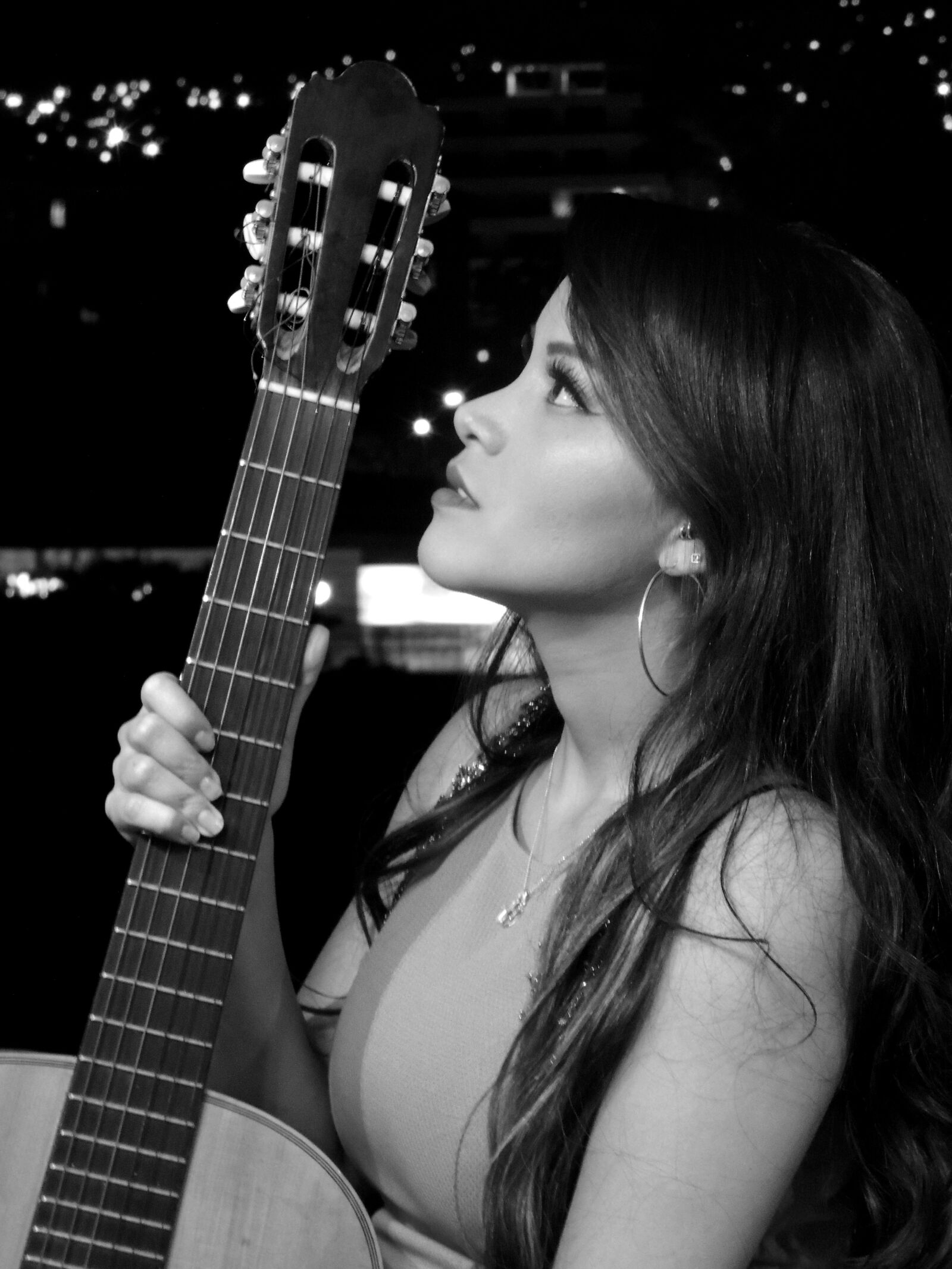 Nikon Coolpix P510 sample photo. Girl, guitar, city photography