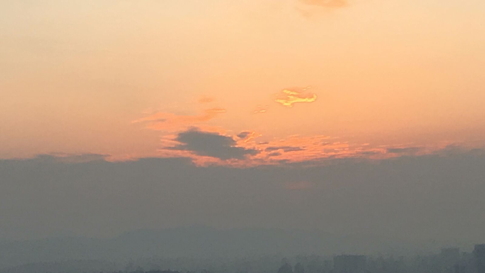iPhone SE back camera 4.15mm f/2.2 sample photo. Sunset, city, korea photography