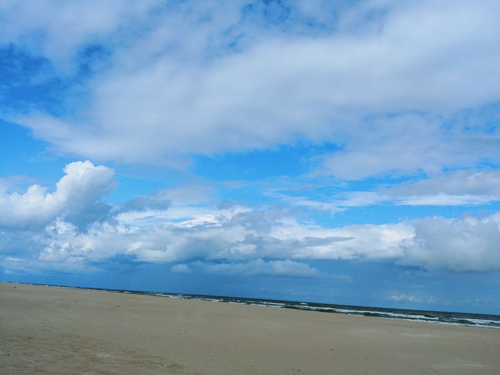 LG G6 sample photo. Seaside, clouds, sand photography