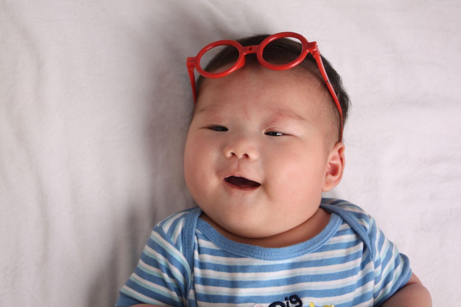 Canon EOS 450D (EOS Rebel XSi / EOS Kiss X2) sample photo. Child, happy, glasses photography