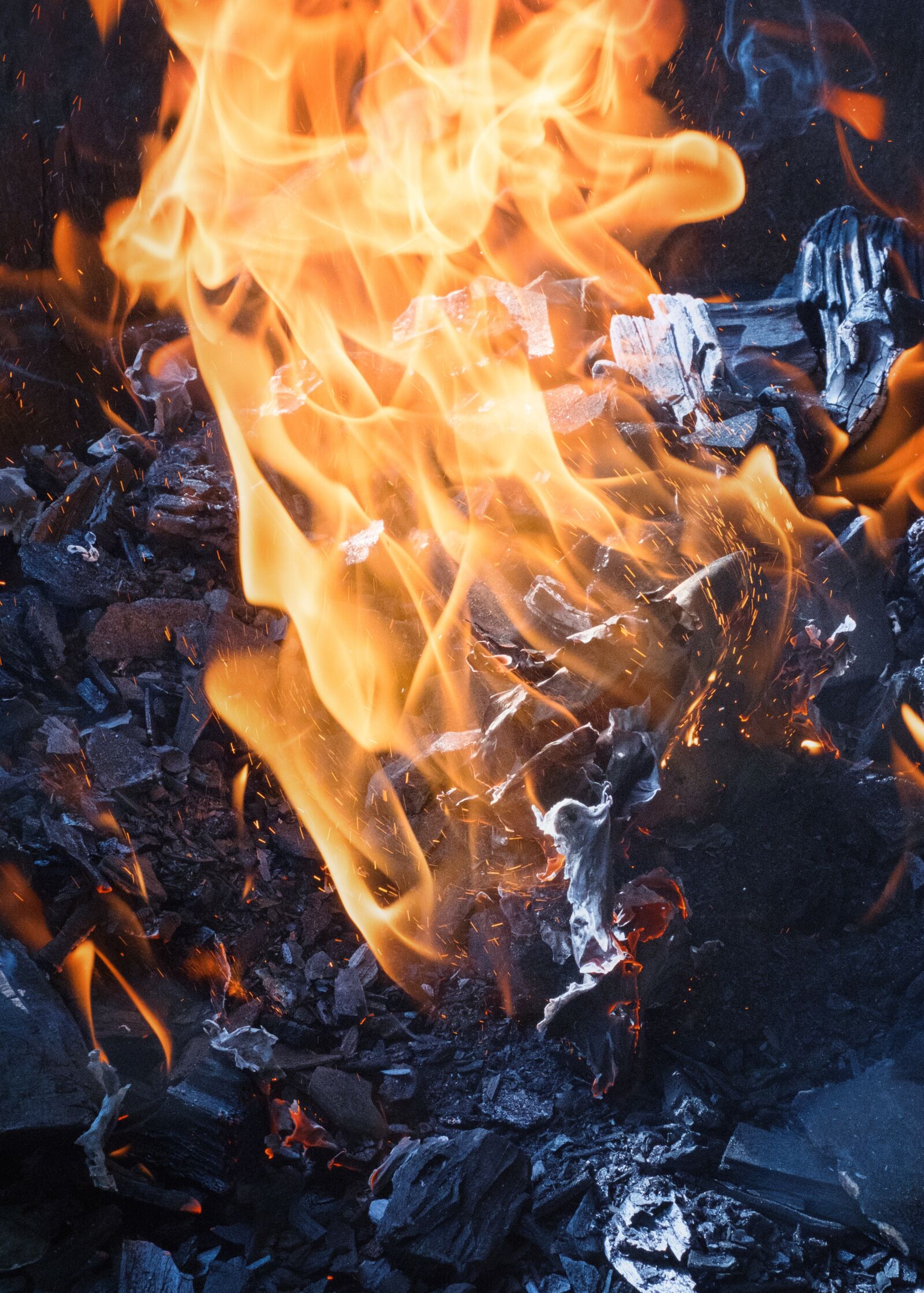 Fujifilm X-E1 + Fujifilm XF 35mm F1.4 R sample photo. Fire, coals, koster photography