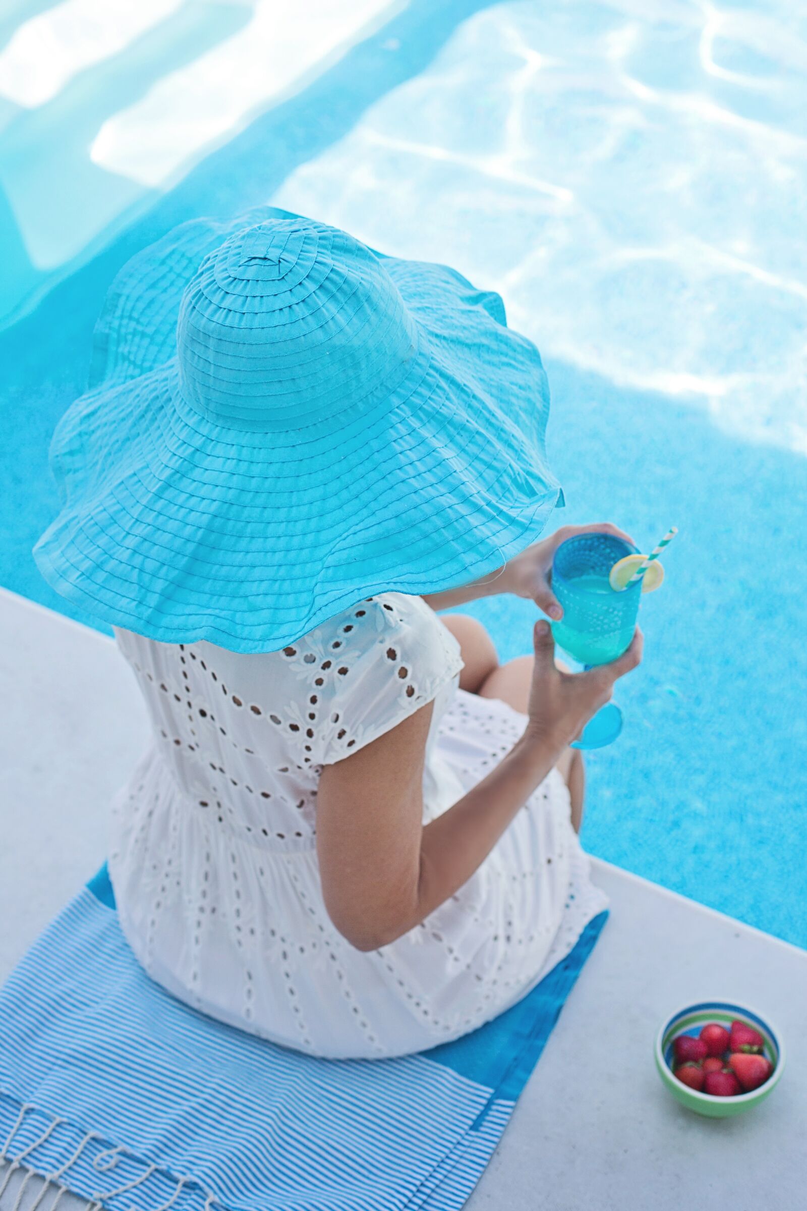 Canon EF 50mm F1.4 USM sample photo. Summer, pool, hat photography