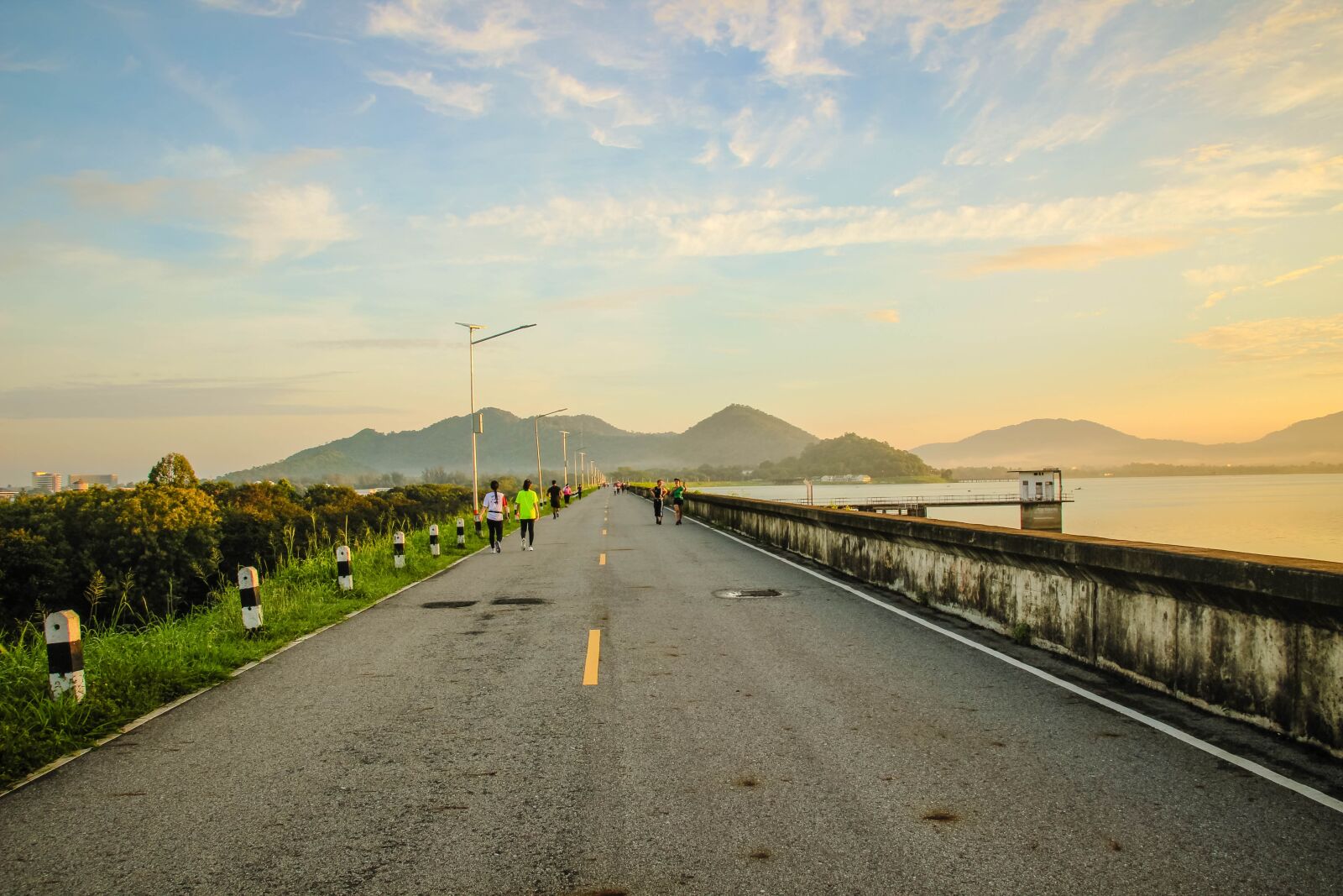 Canon EOS 600D (Rebel EOS T3i / EOS Kiss X5) sample photo. Road, sunrise, morning photography