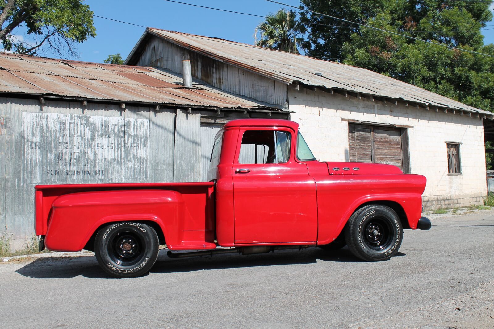 Canon EOS 1100D (EOS Rebel T3 / EOS Kiss X50) sample photo. Truck, oldie, classic photography