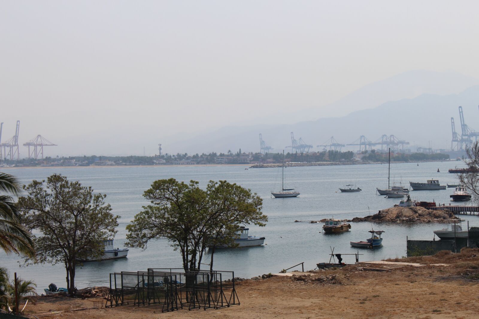Canon EOS 700D (EOS Rebel T5i / EOS Kiss X7i) sample photo. Trees, port, beach photography