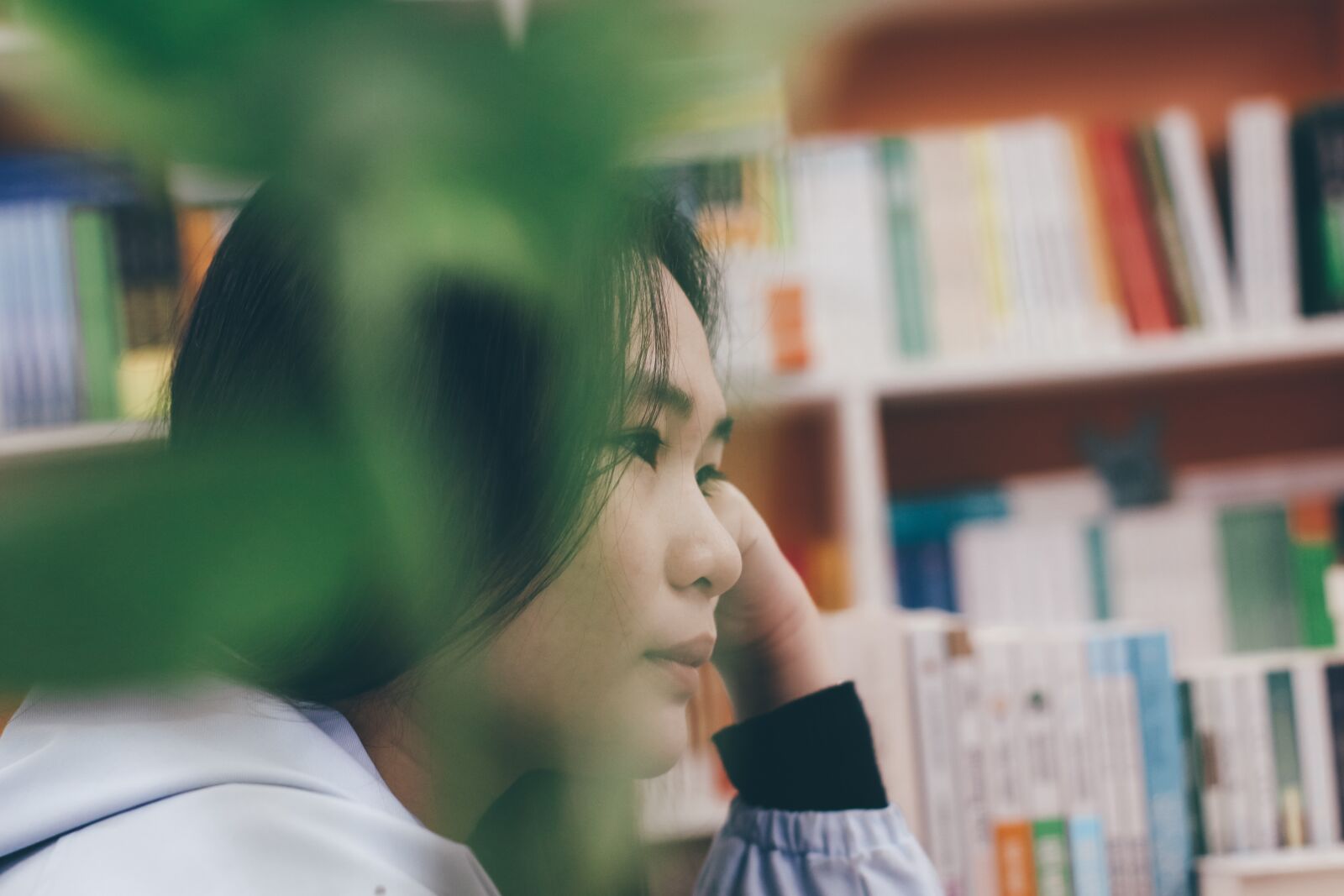 YN50mm f/1.8 II sample photo. Young girl, thinking, work photography