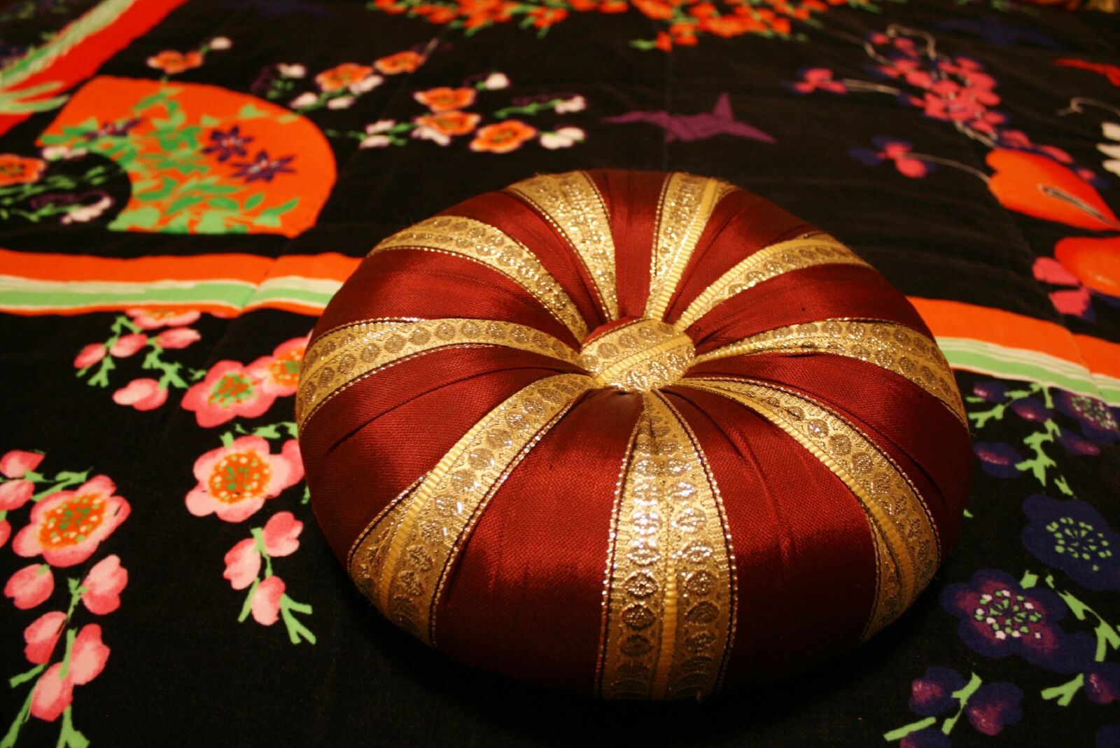 Canon EOS 400D (EOS Digital Rebel XTi / EOS Kiss Digital X) sample photo. Pillow, deco, noble photography