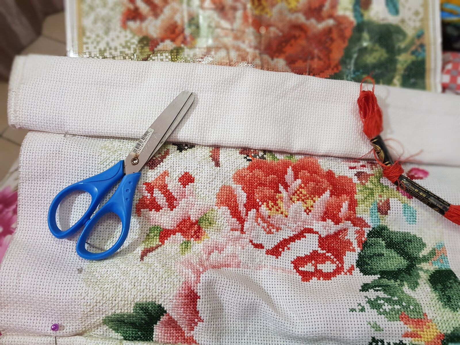 Samsung Galaxy S8 sample photo. Scissors, textile, decoration photography