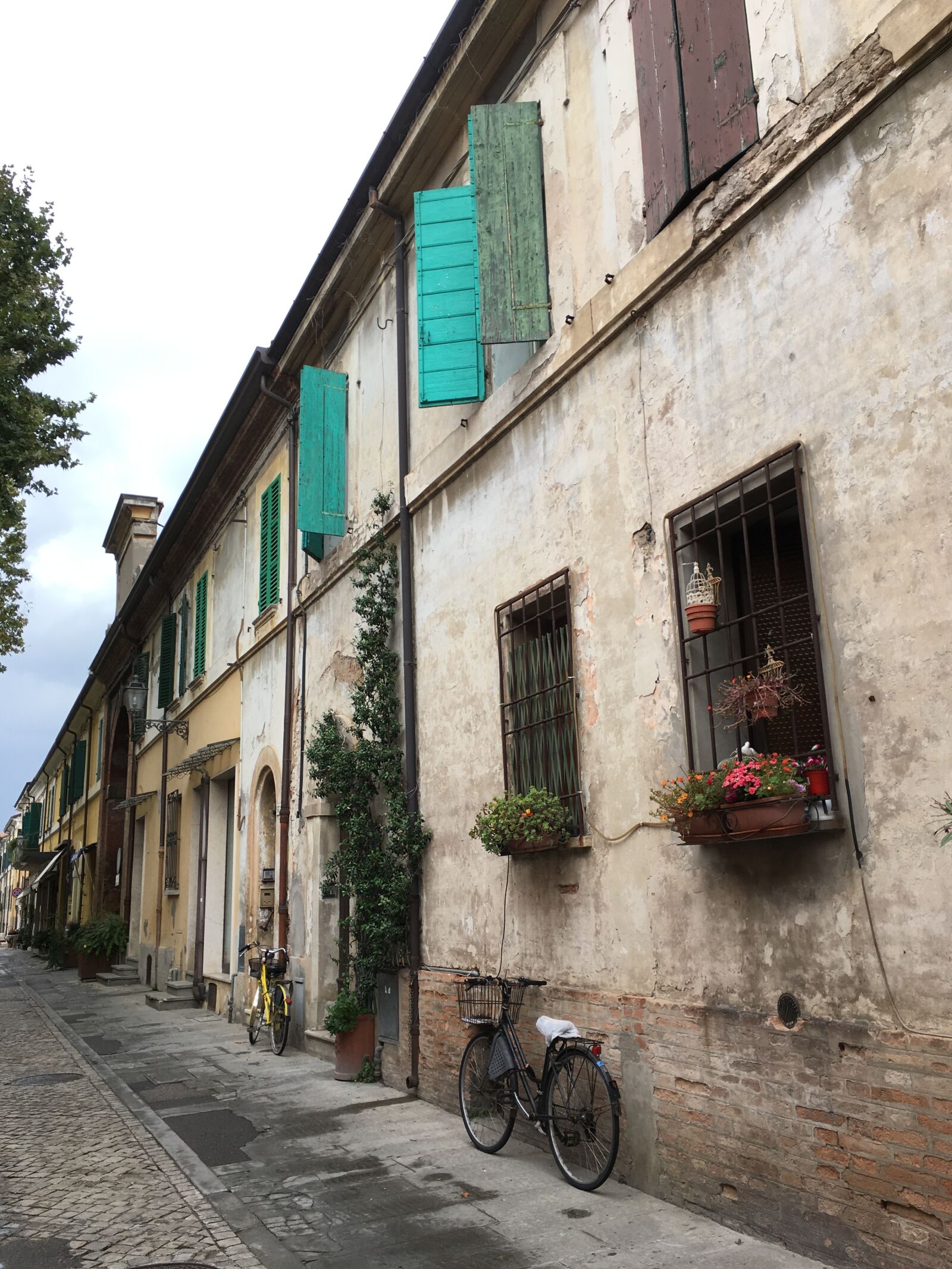 iPhone SE back camera 4.15mm f/2.2 sample photo. Italy, bike, street photography