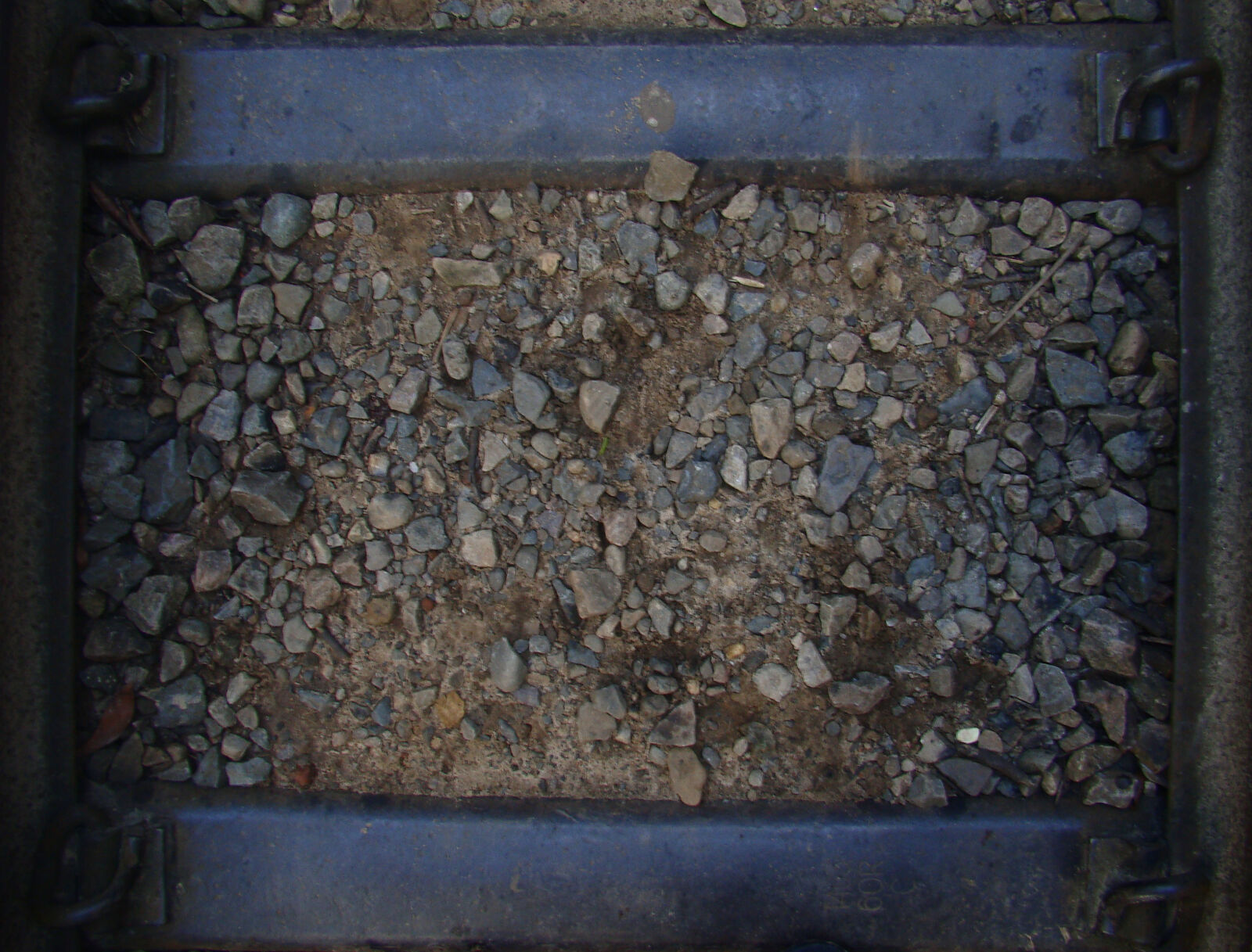 Sony Cyber-shot DSC-H50 sample photo. Pattern, texture, train photography