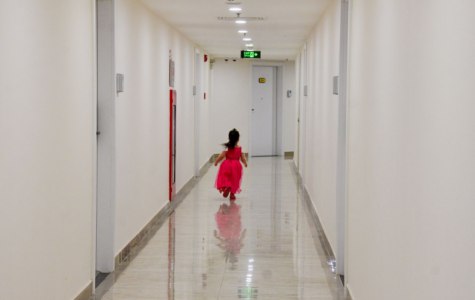 Nikon D7200 sample photo. Condominium, corridor, child photography