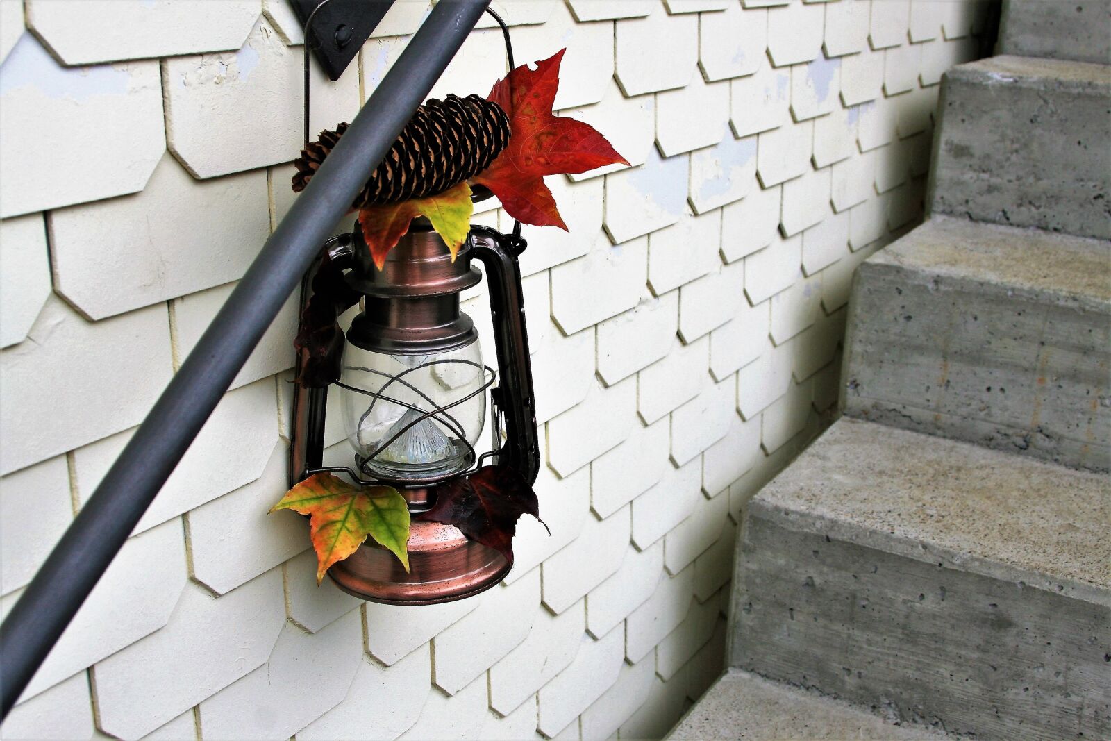 Canon EOS 400D (EOS Digital Rebel XTi / EOS Kiss Digital X) sample photo. Stairs, replacement lamp, copper photography