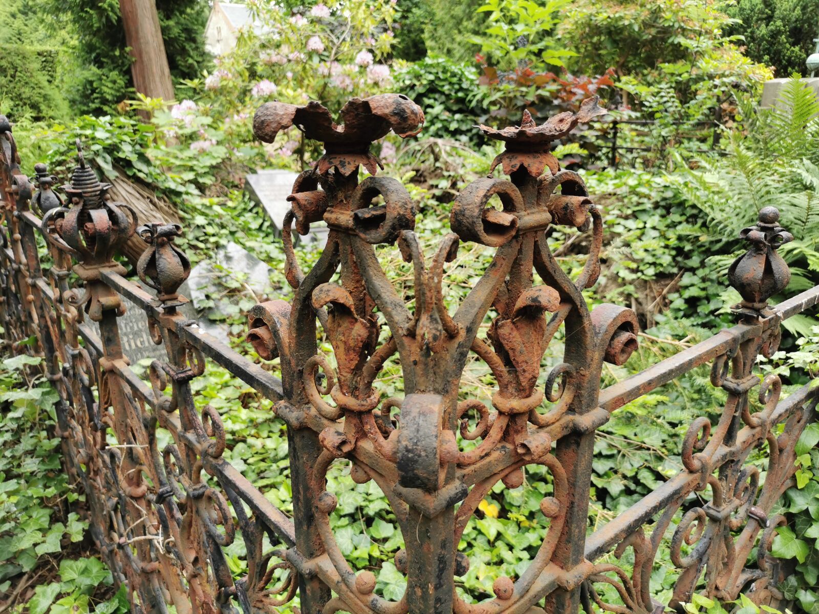 HUAWEI P30 sample photo. Grave, rust, steel photography