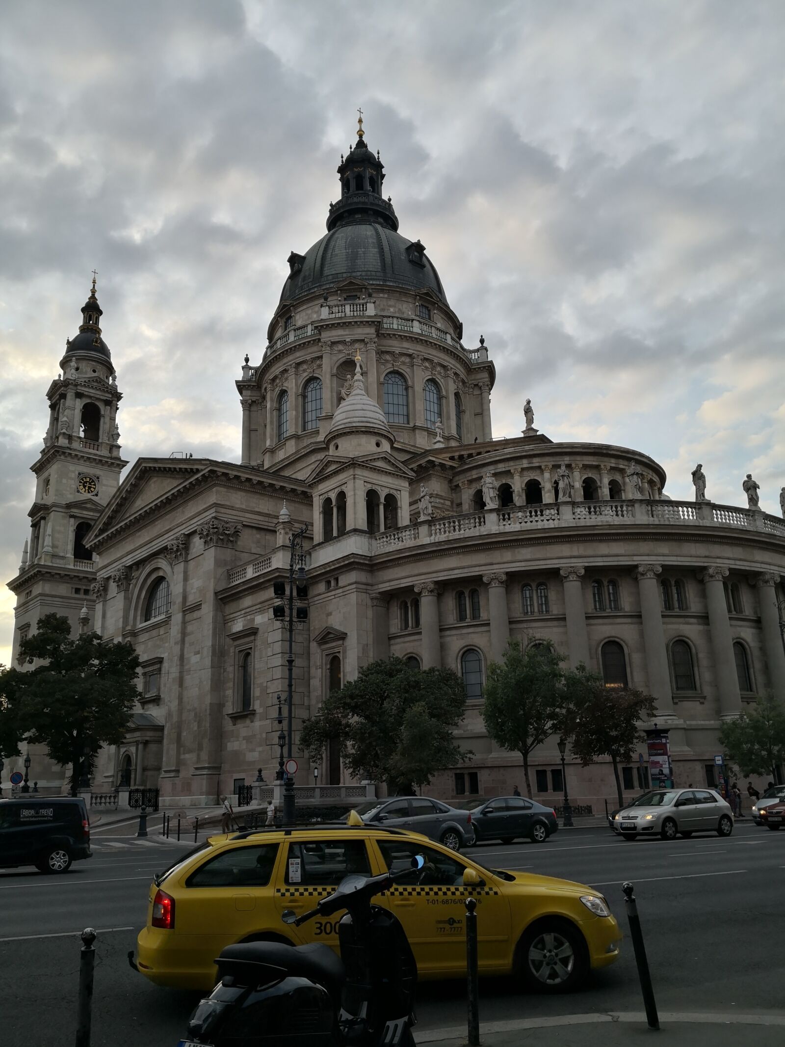 HUAWEI Mate 10 Pro sample photo. Holiday, budapest, weather photography