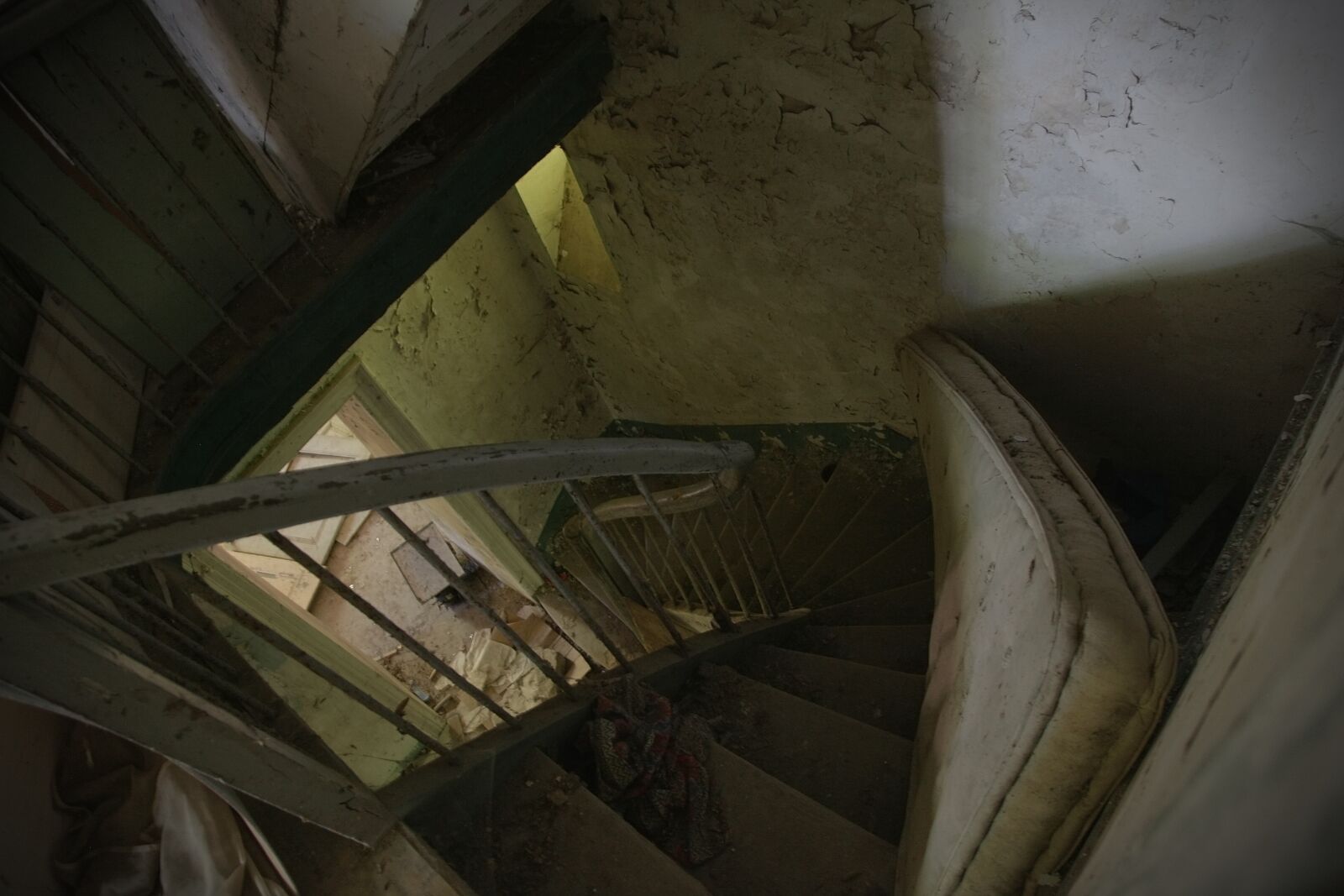 Canon EOS 5D Mark II sample photo. Staircase, stairs, old photography