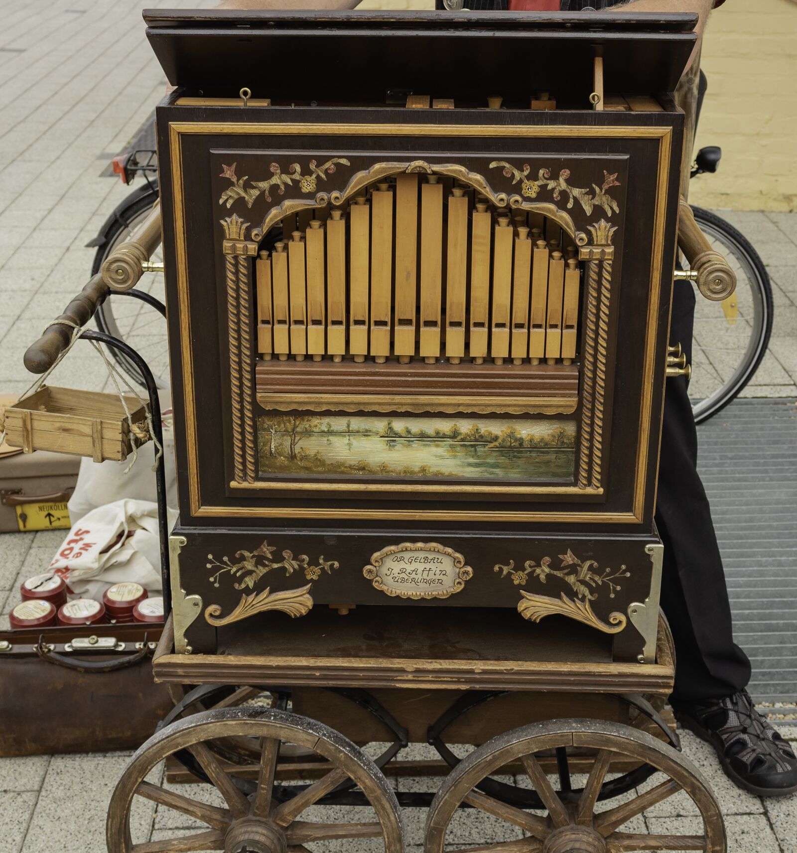 Canon EOS 1300D (EOS Rebel T6 / EOS Kiss X80) sample photo. Jukebox, festival, tradition photography