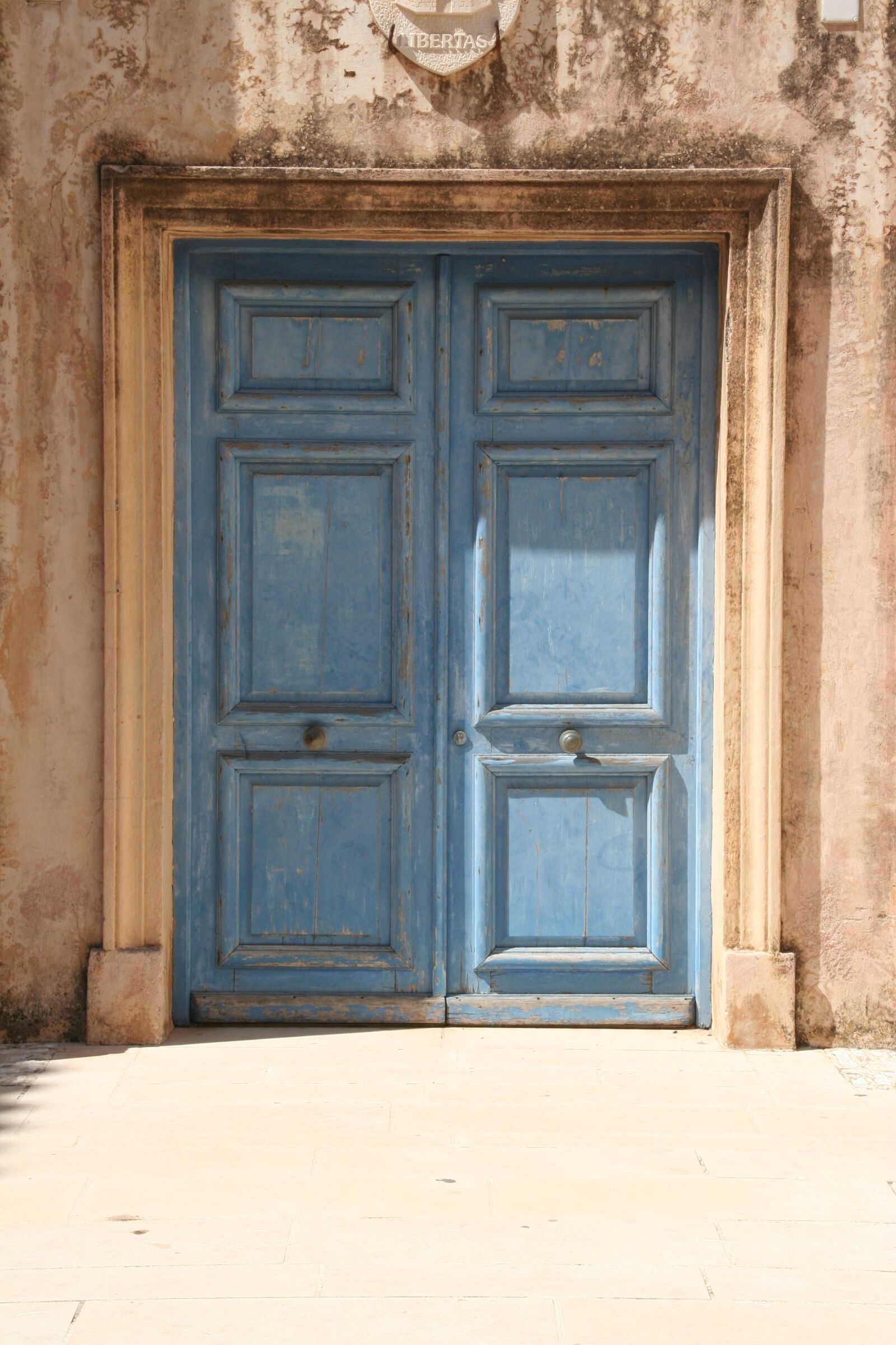 Canon EOS 350D (EOS Digital Rebel XT / EOS Kiss Digital N) sample photo. Texture, wooden door, blue photography