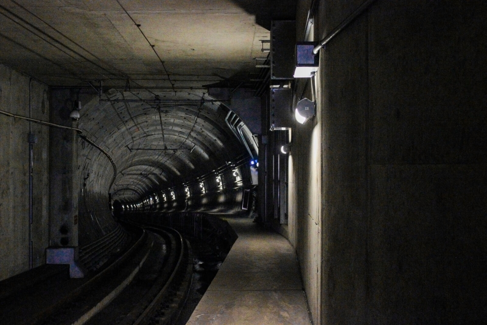 Canon EOS 600D (Rebel EOS T3i / EOS Kiss X5) sample photo. Dark, train, station, metro photography