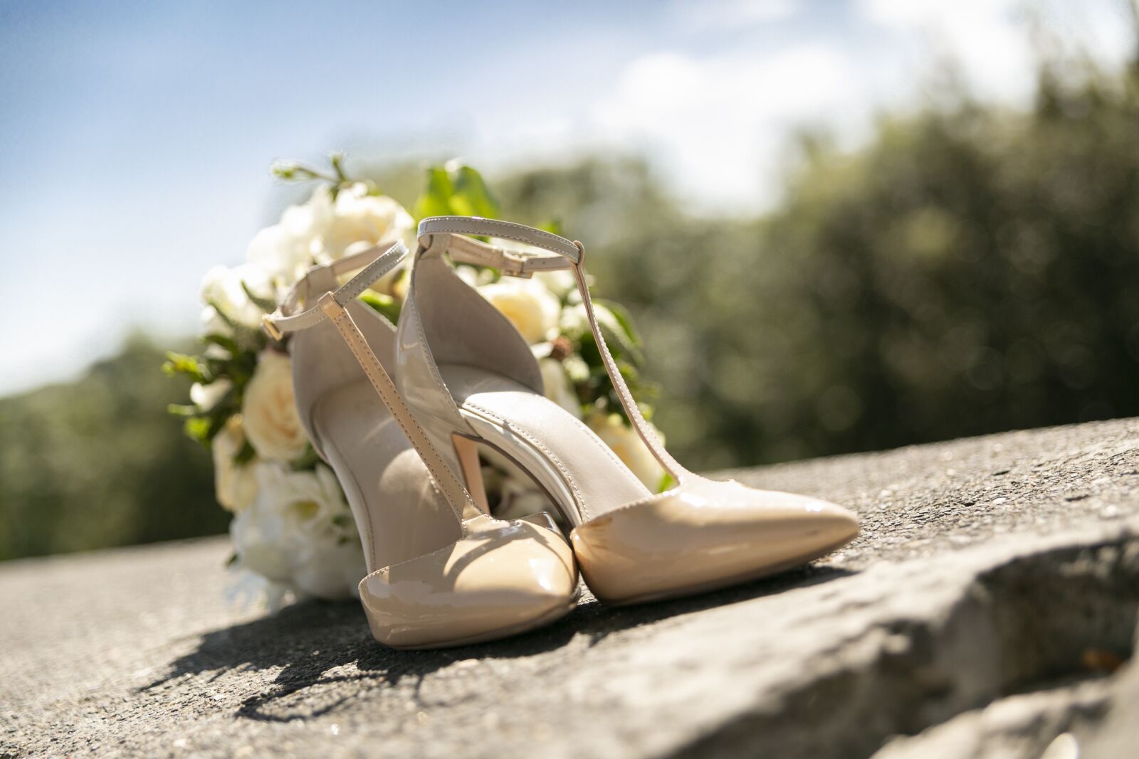 Canon EOS 5D Mark III sample photo. Wedding, bouquet, high heels photography