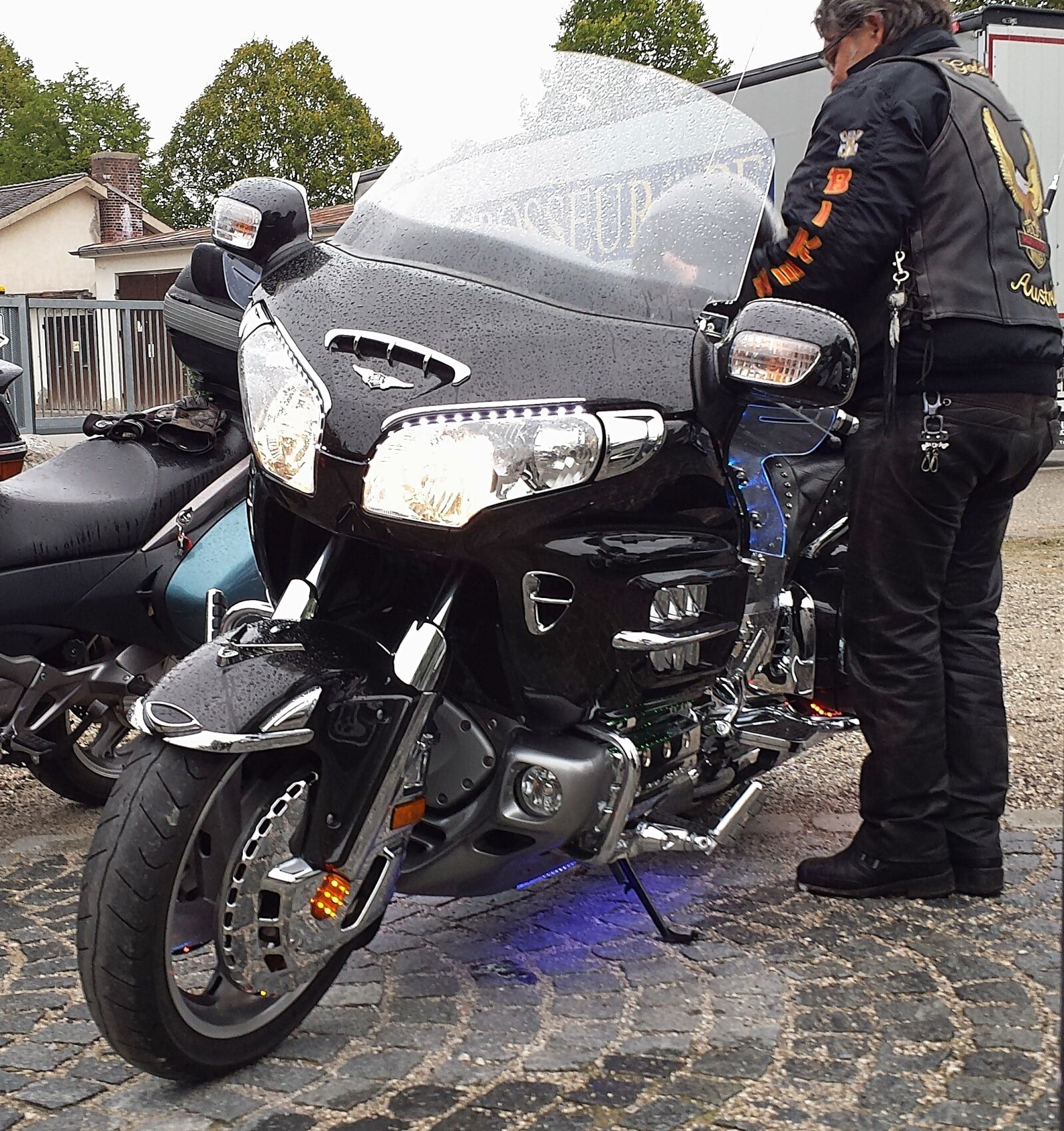 Samsung Galaxy S4 sample photo. Golden wings, motorcycle, motorcycle photography