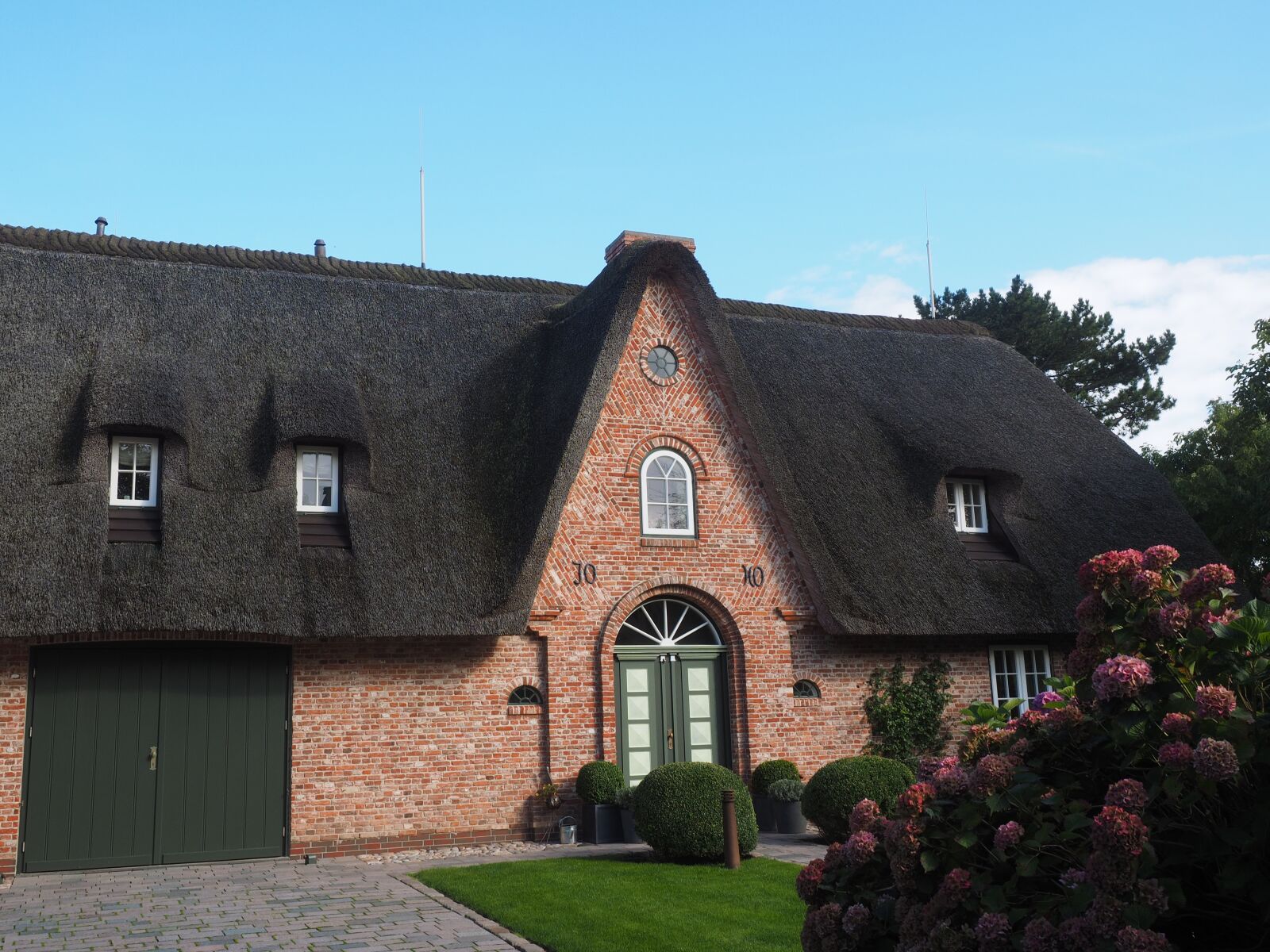 Olympus OM-D E-M1 + Olympus M.Zuiko Digital ED 12-40mm F2.8 Pro sample photo. Friesenhaus, house, thatched roof photography