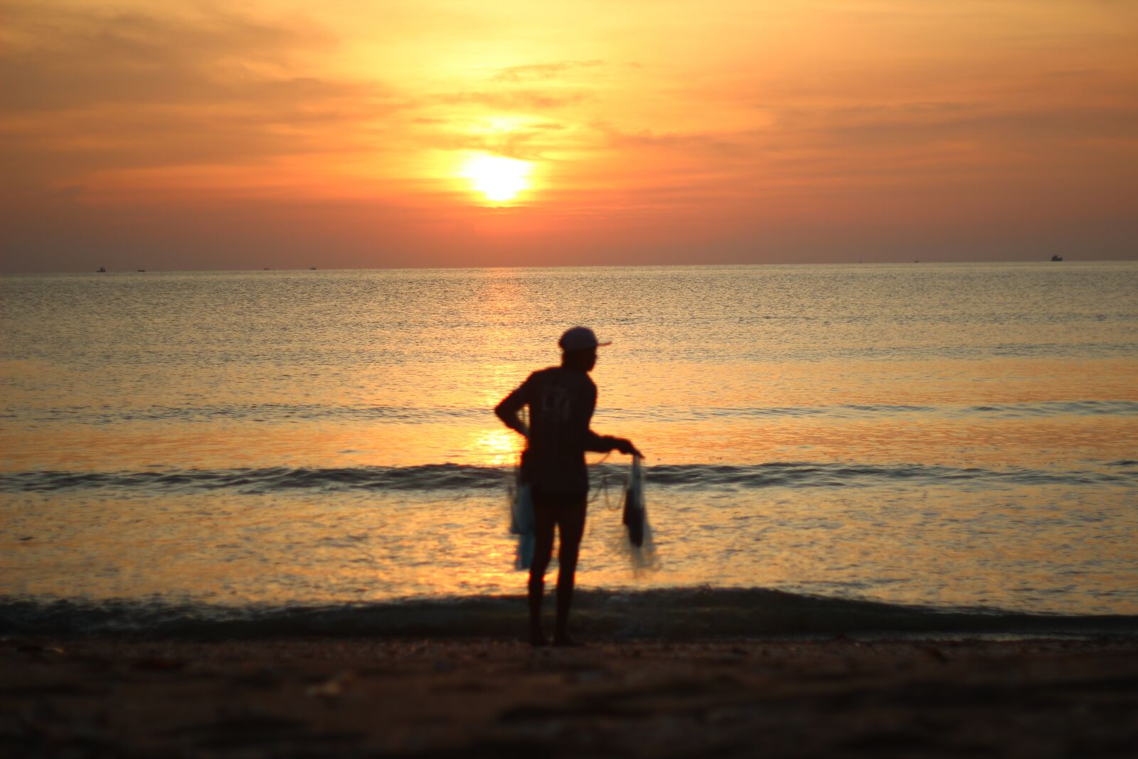 Canon EOS 600D (Rebel EOS T3i / EOS Kiss X5) + Canon EF 50mm F1.8 II sample photo. Sunrise, tourism, beach photography