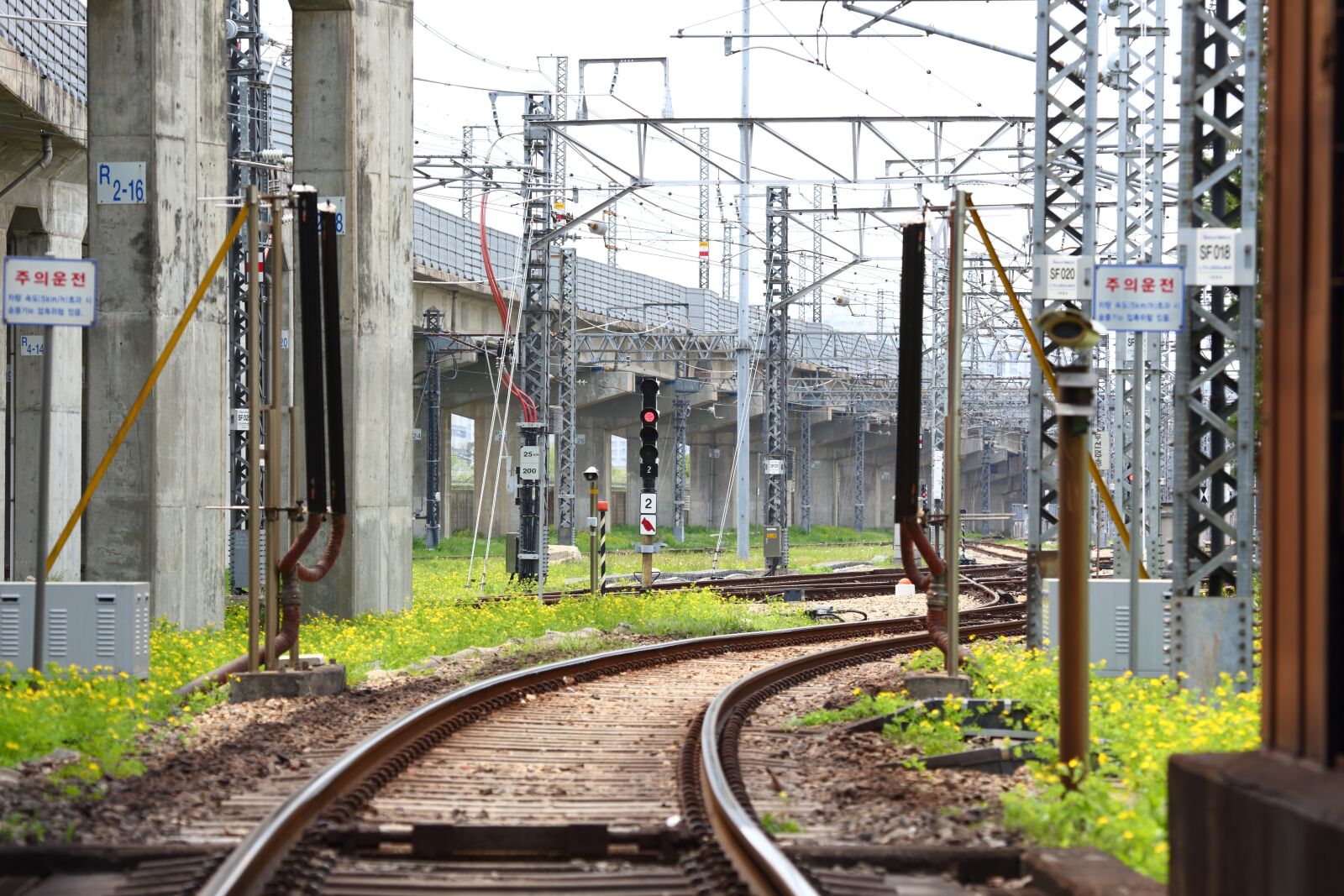 Canon EF 100-400mm F4.5-5.6L IS USM sample photo. Vehicles, building area, train photography