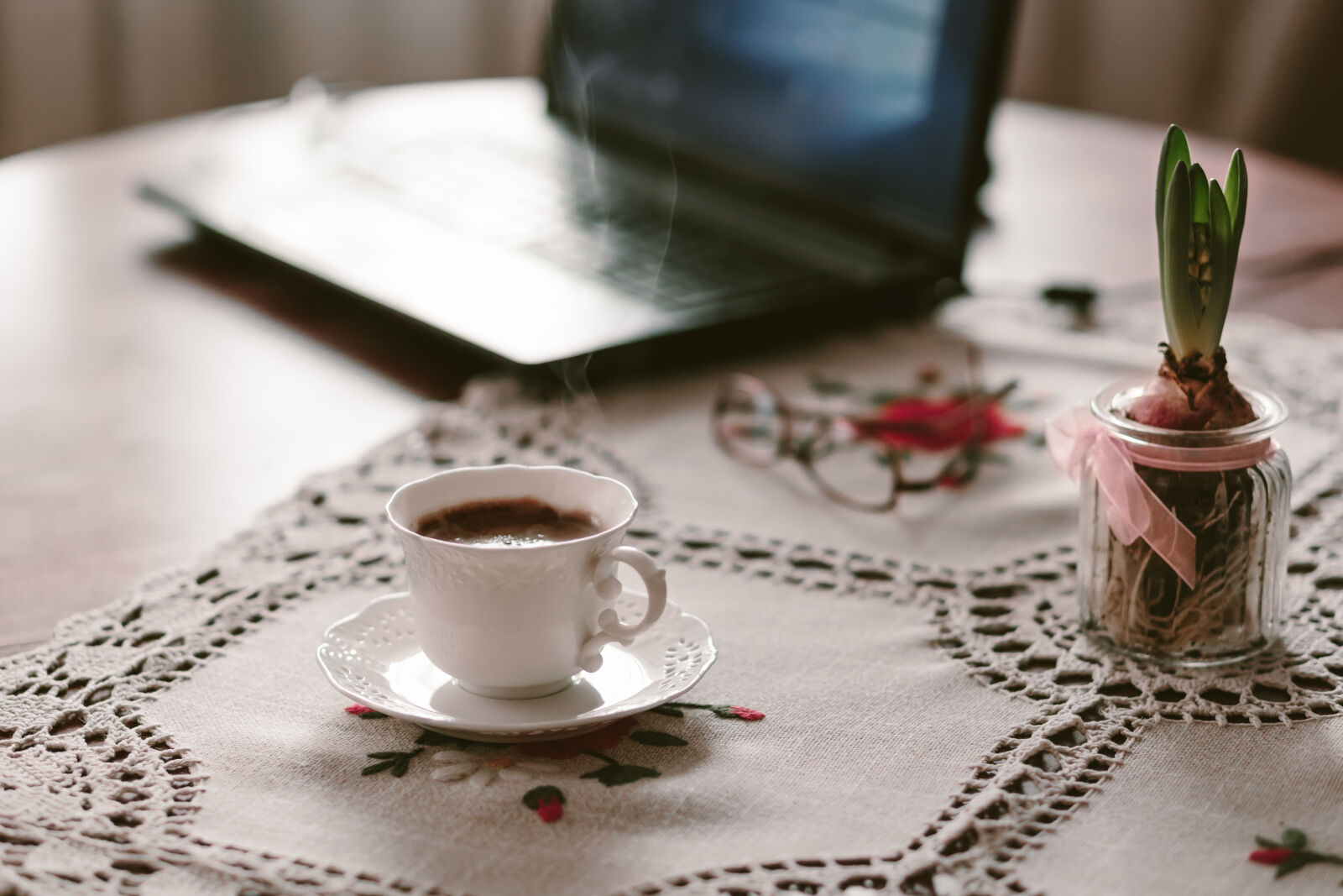 Canon EF 85mm F1.8 USM sample photo. Beverage, caffeine, coffee, computer photography