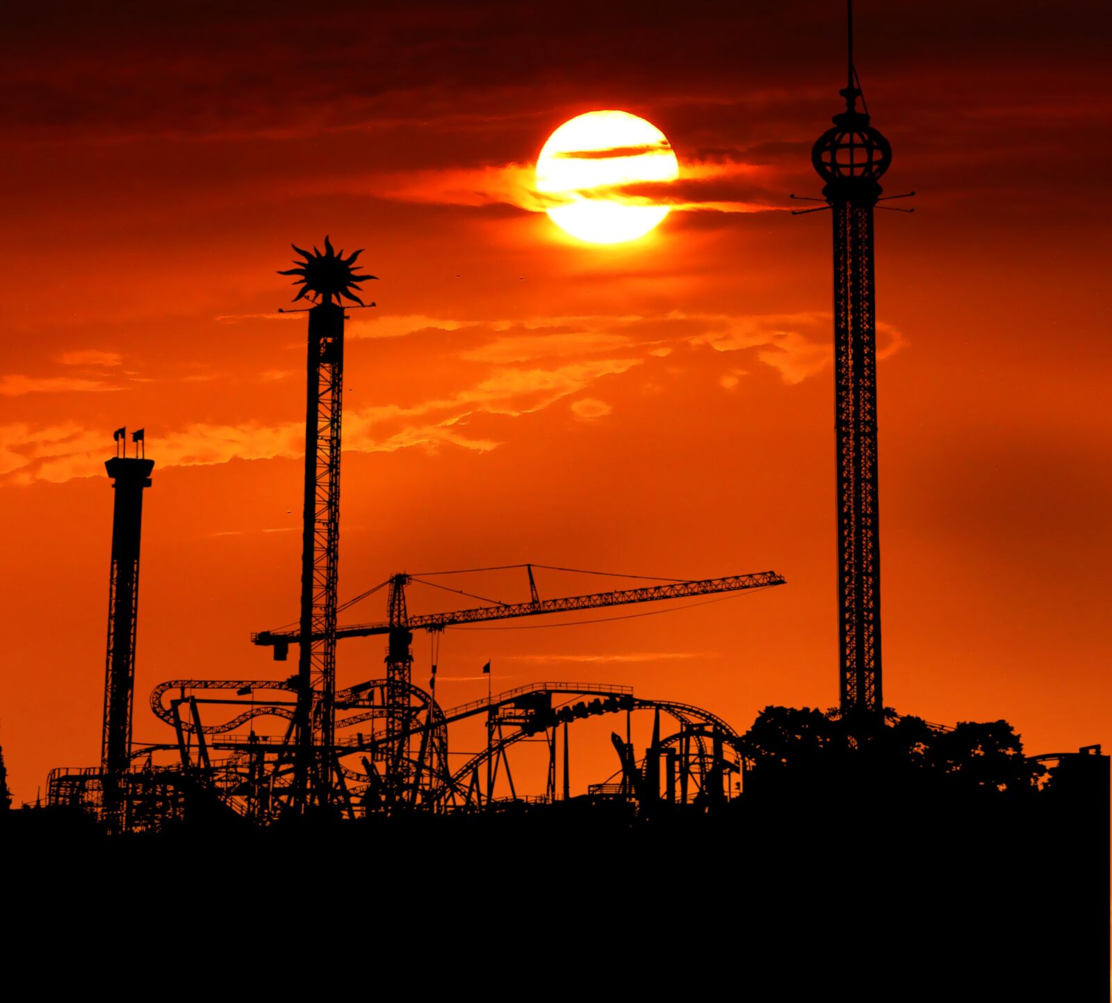 Panasonic Lumix DMC-FZ200 sample photo. Sunset, fair, rides photography