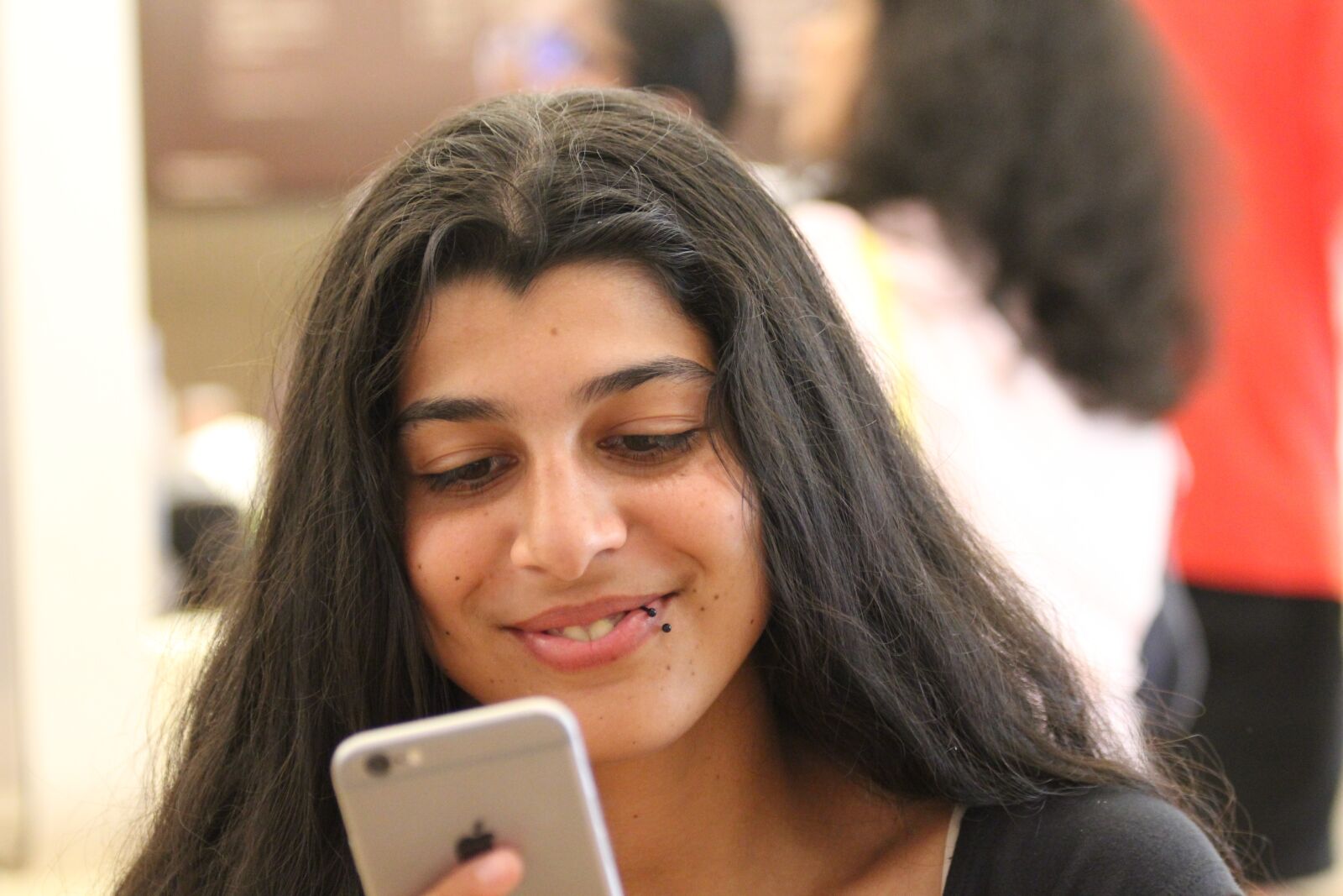 Canon EOS 550D (EOS Rebel T2i / EOS Kiss X4) sample photo. Girl, face, mobile phone photography