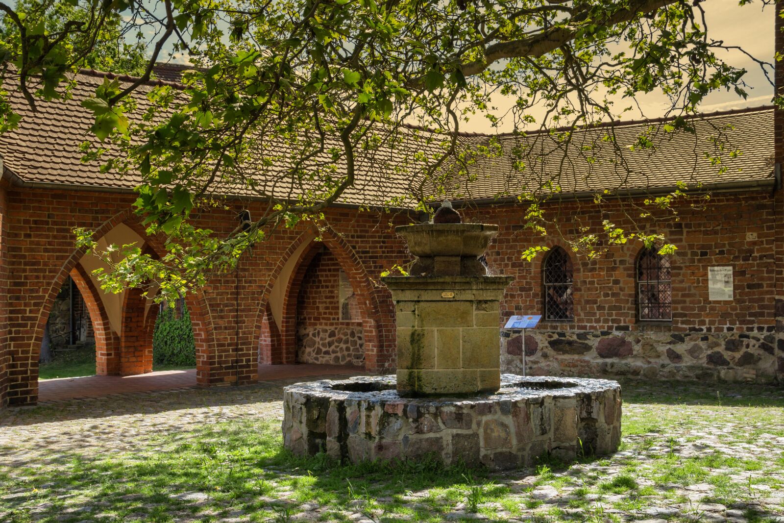 Canon EF-S 18-135mm F3.5-5.6 IS sample photo. Fountain, templin, uckermark photography