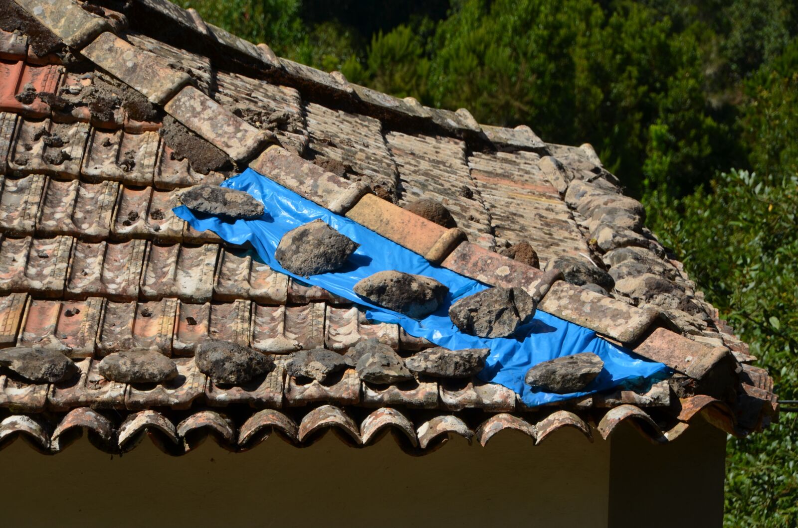Nikon D5100 sample photo. Patched, roof, brick photography