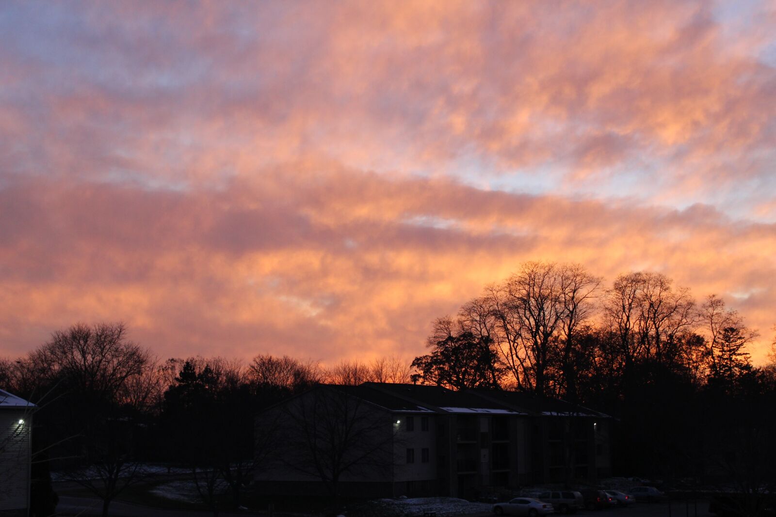 Canon EOS 1300D (EOS Rebel T6 / EOS Kiss X80) sample photo. Sunset, apartment complex, pink photography