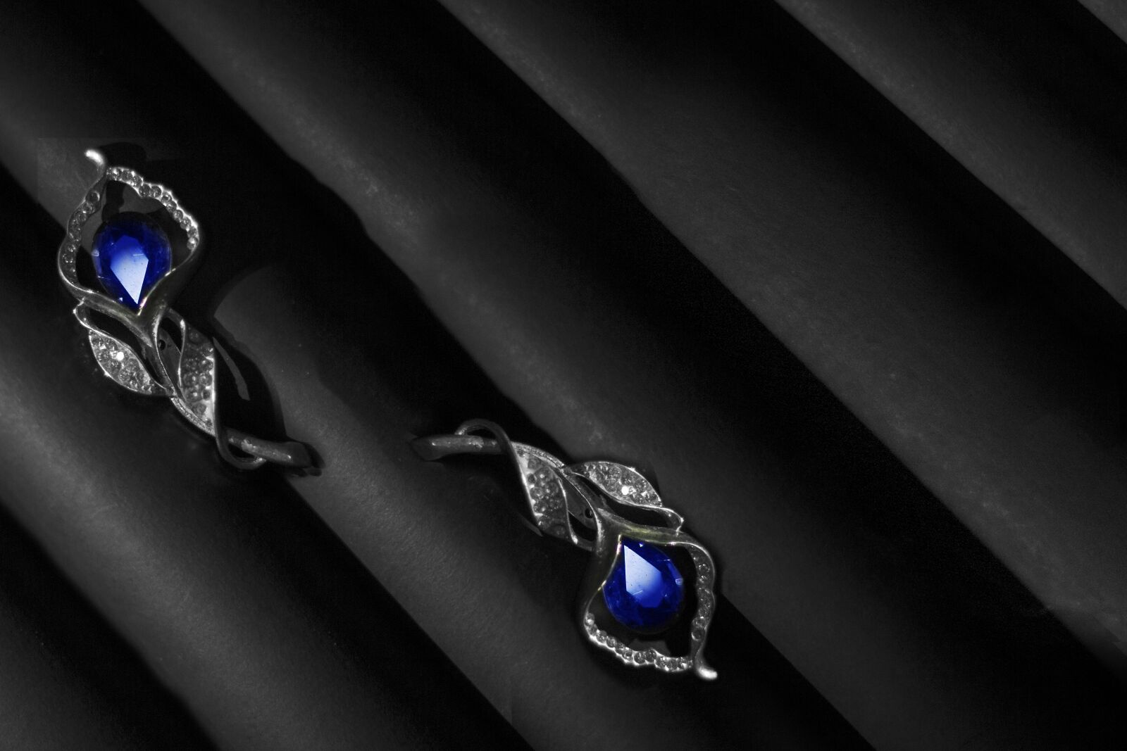 Canon EOS 600D (Rebel EOS T3i / EOS Kiss X5) + Canon EF 50mm F1.8 II sample photo. Dark, commercial, jewelry photography