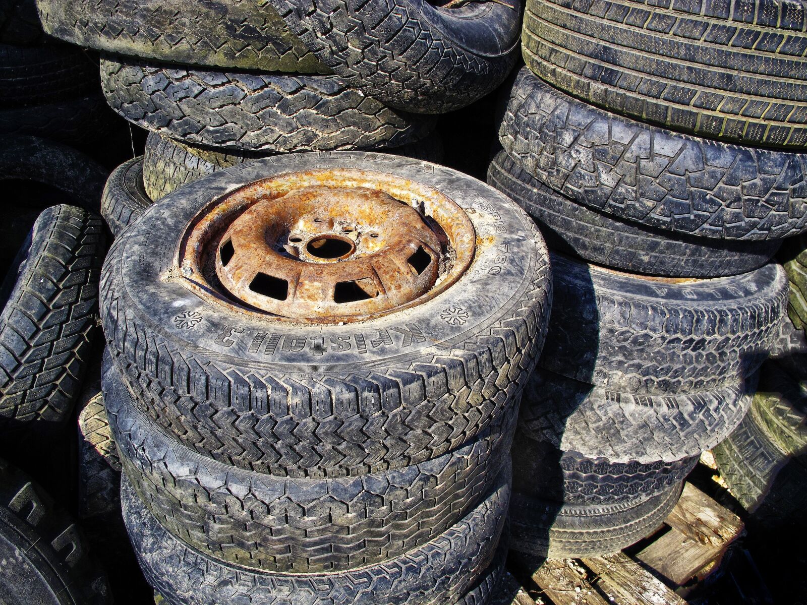 Canon PowerShot G12 sample photo. Auto tires, altreifen, mature photography