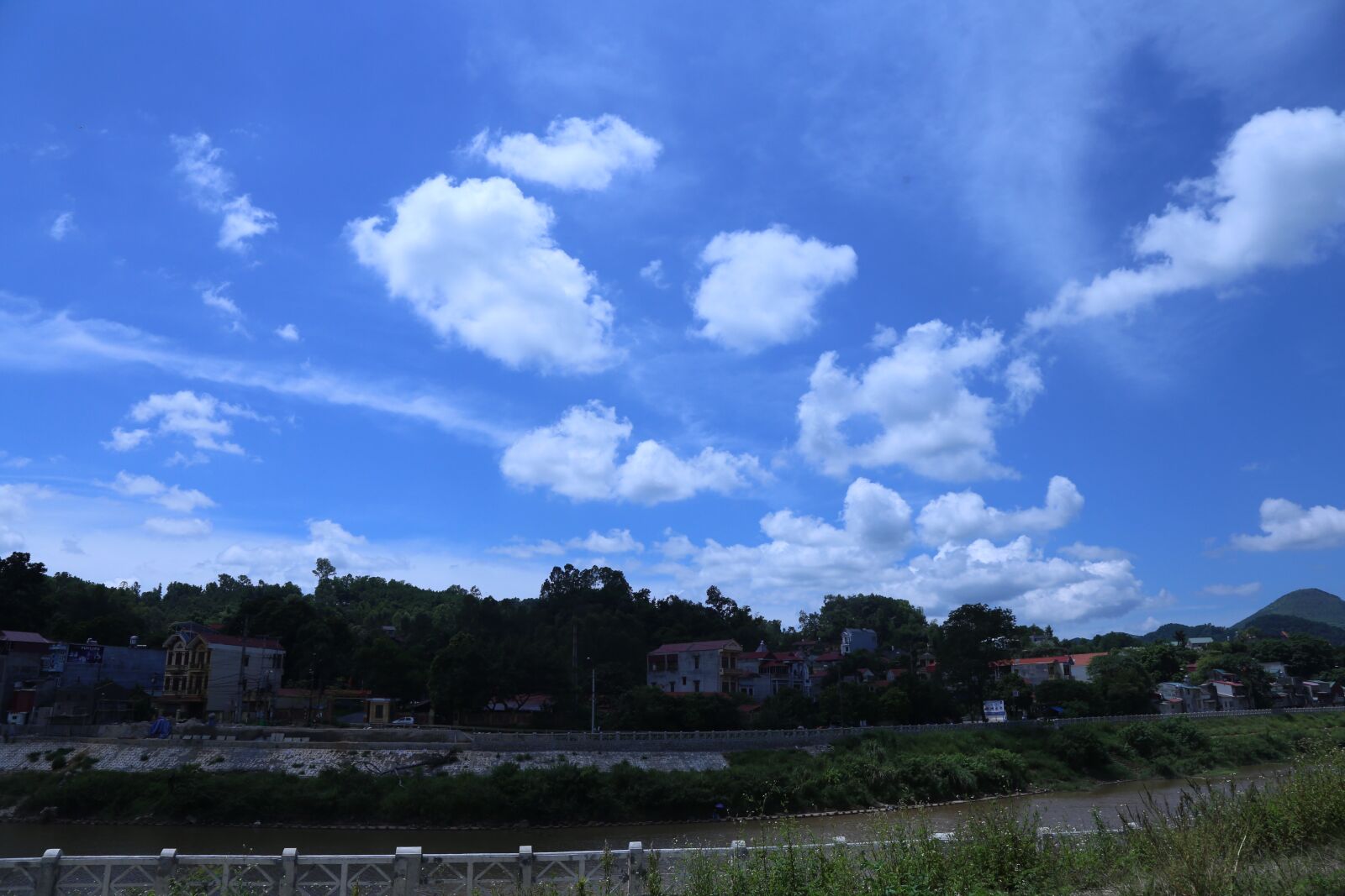Canon EOS 6D + Canon EF 24-105mm F4L IS USM sample photo. Lang son, fussy along photography