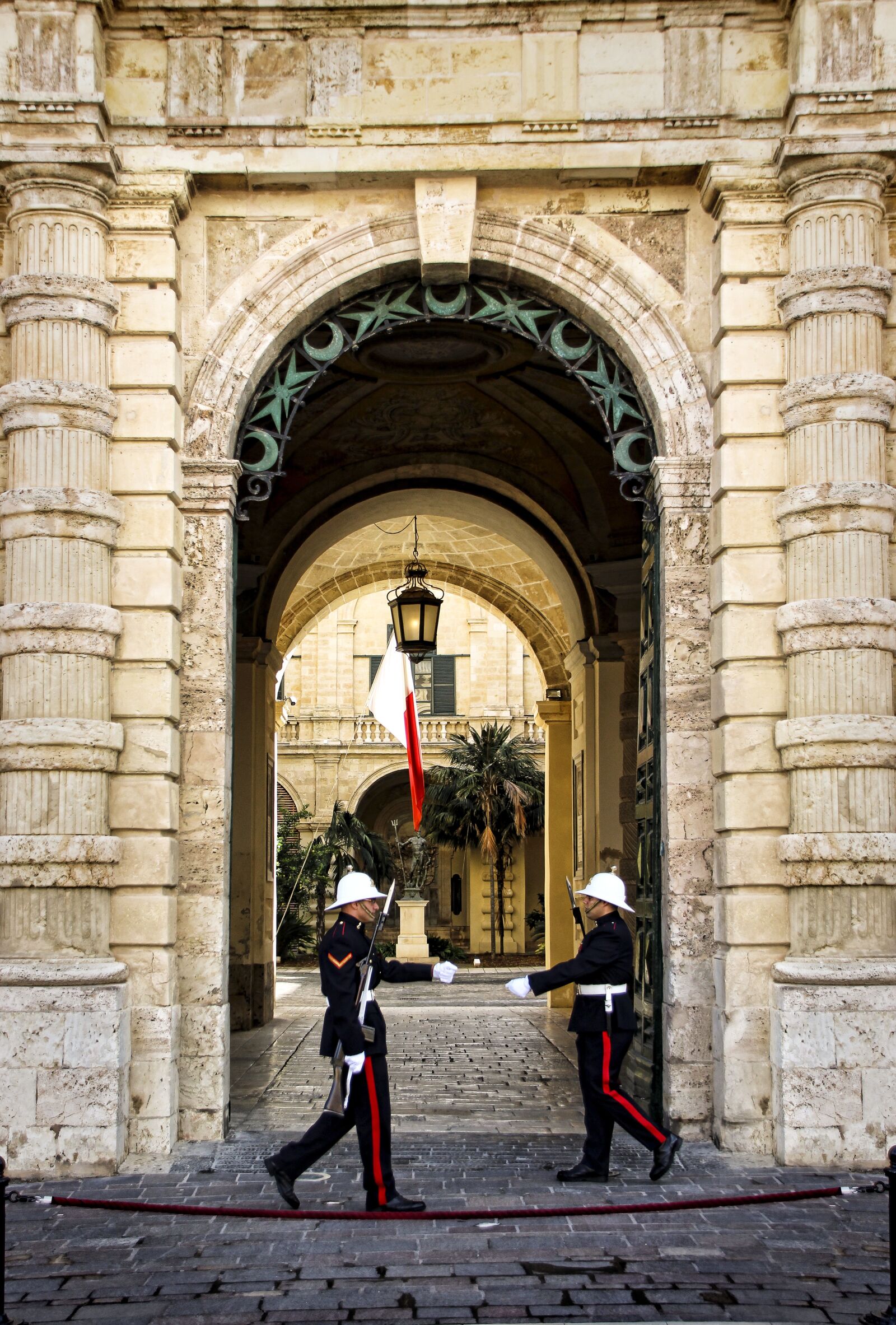 Canon EOS 1300D (EOS Rebel T6 / EOS Kiss X80) sample photo. Valletta, malta, guard photography