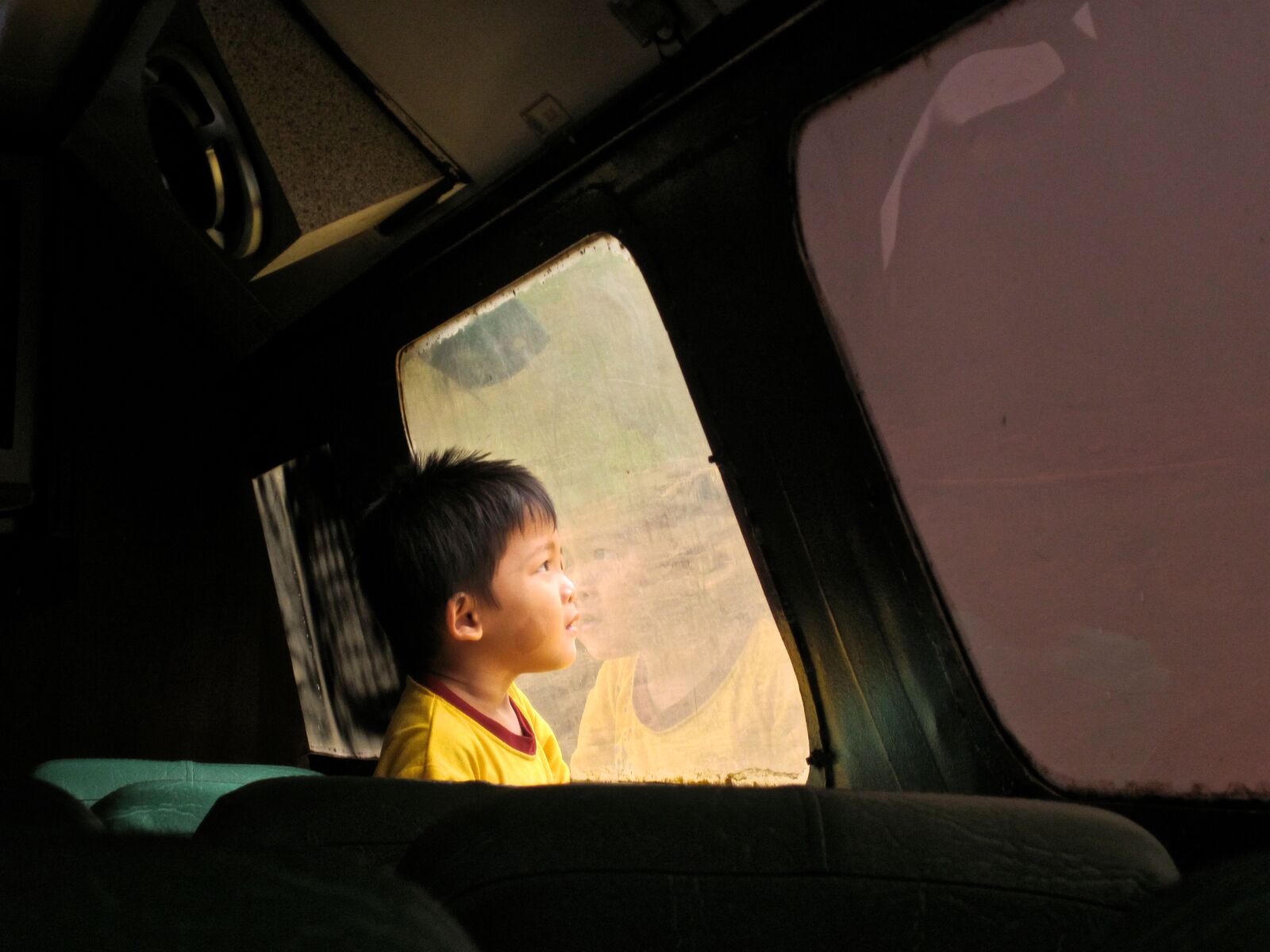 Canon PowerShot D10 sample photo. Boy, mirror, ponder, reflection photography