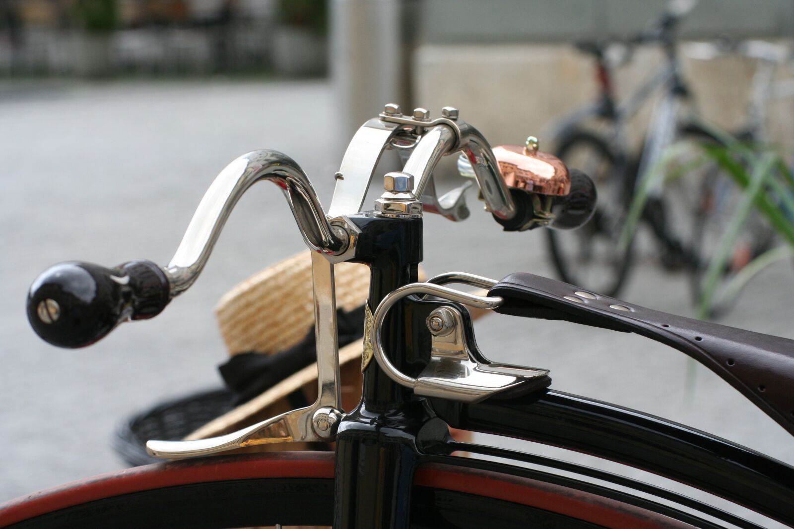 Canon EOS 350D (EOS Digital Rebel XT / EOS Kiss Digital N) sample photo. Penny farthing, handlebars, bike photography