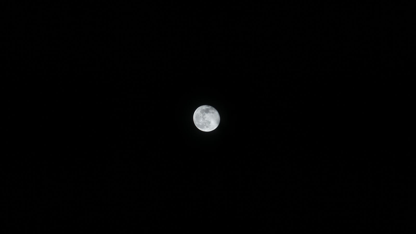 Sony a7 II + Sony FE 24-240mm F3.5-6.3 OSS sample photo. Moon, full moon, night photography